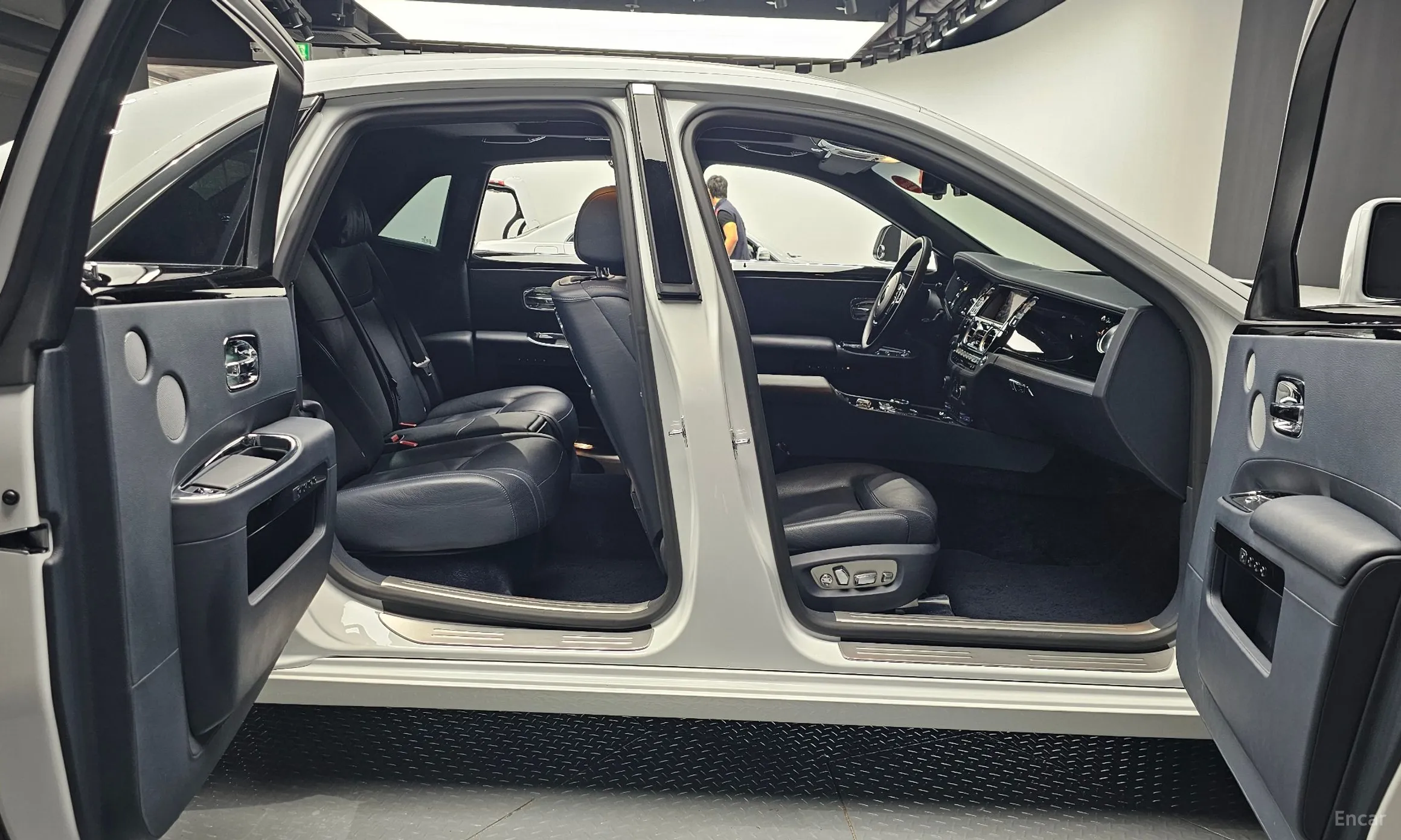 Rolls-Royce Ghost превью 11
