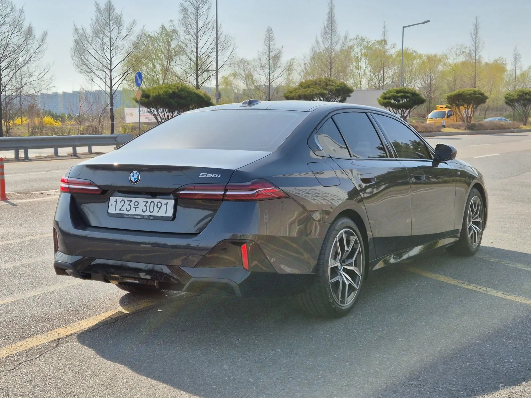 BMW 5 Series (G60) превью 3