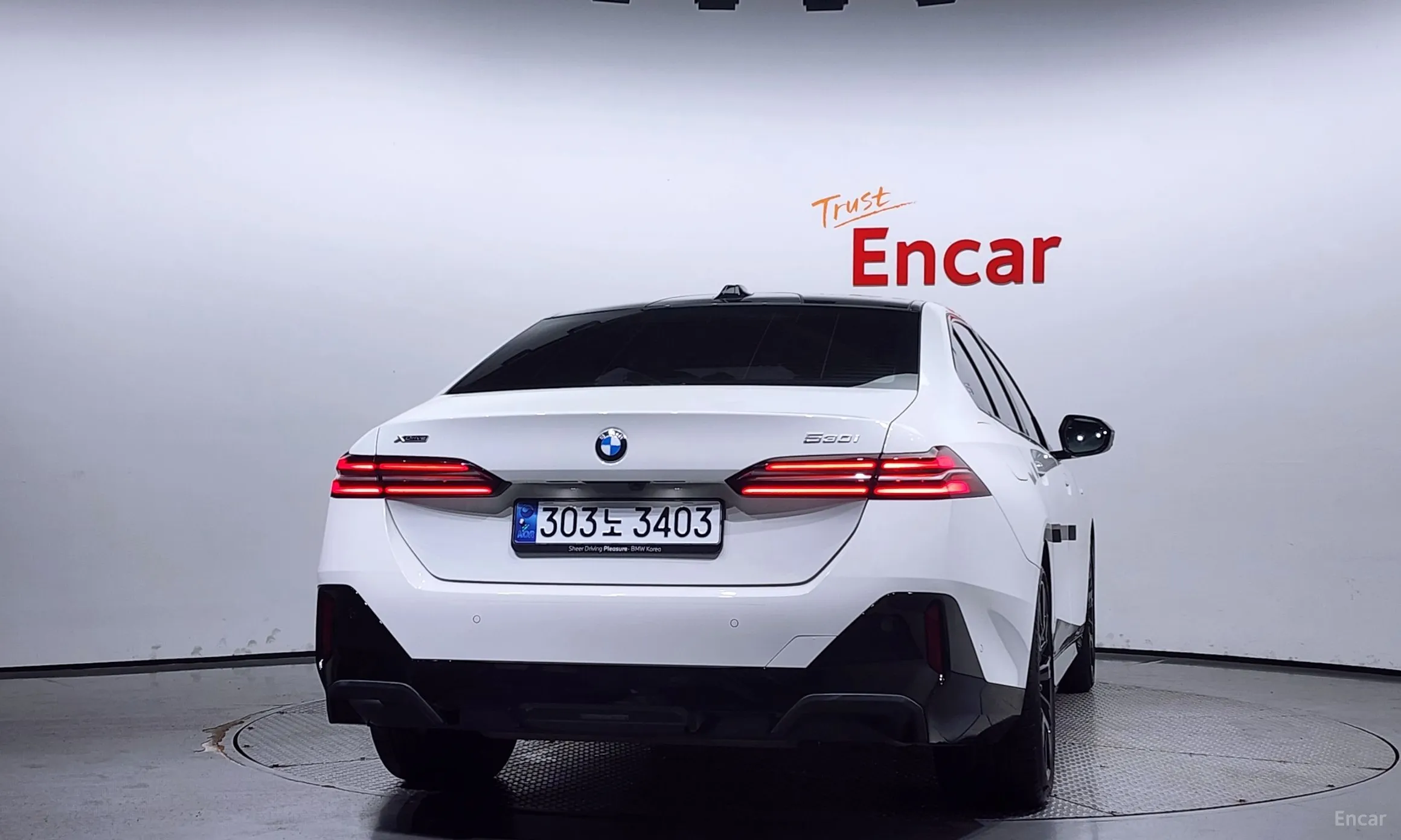 BMW 5 Series (G60) превью 3