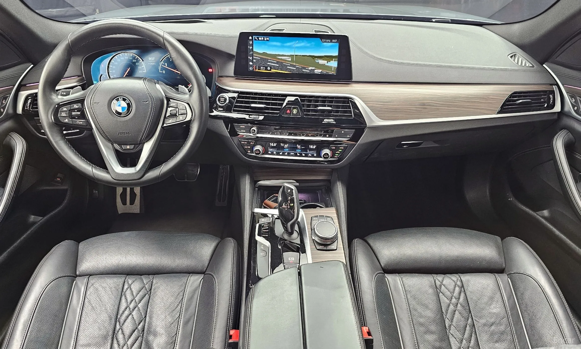 BMW 5 Series (G30) превью 4