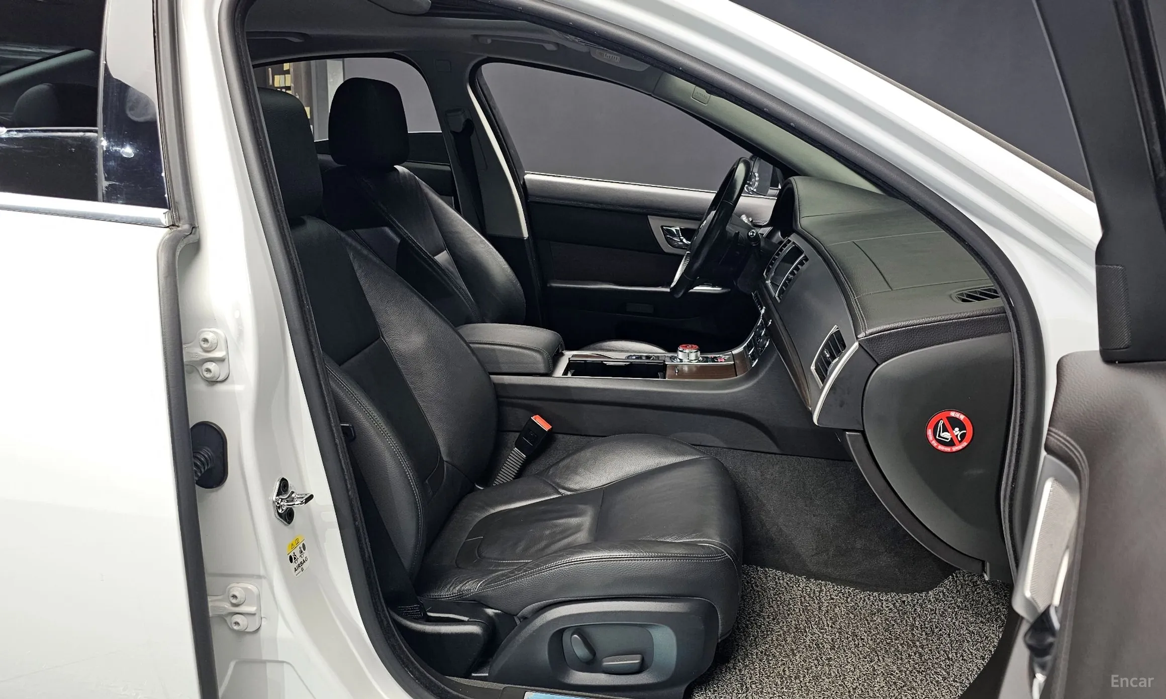 Jaguar New XF превью 10