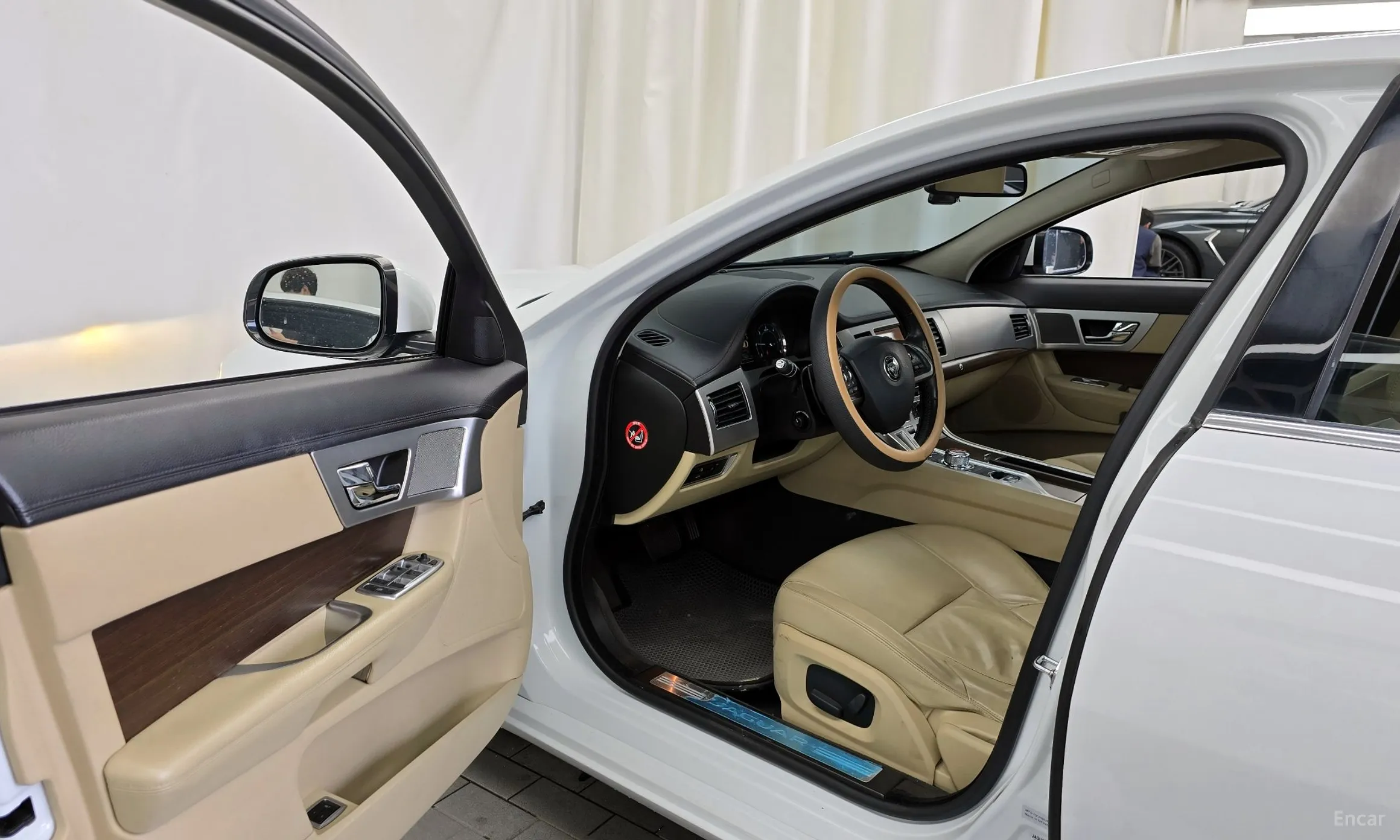 Jaguar New XF превью 10