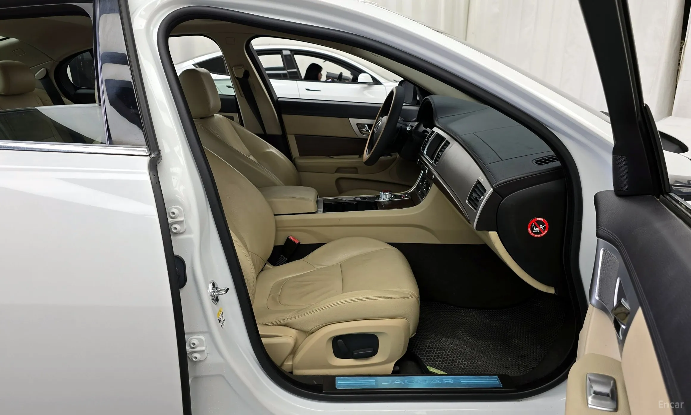 Jaguar New XF превью 11