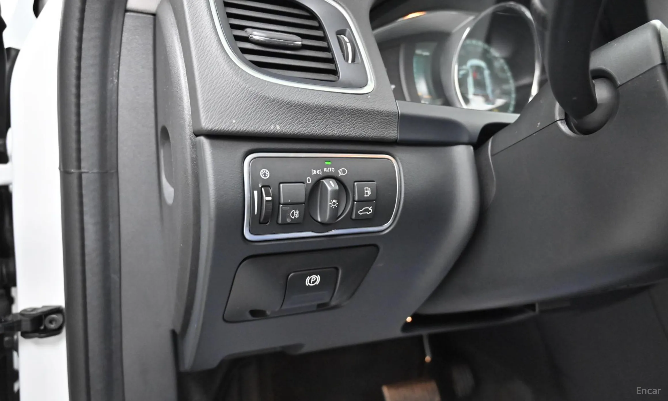 Volvo V60 превью 17