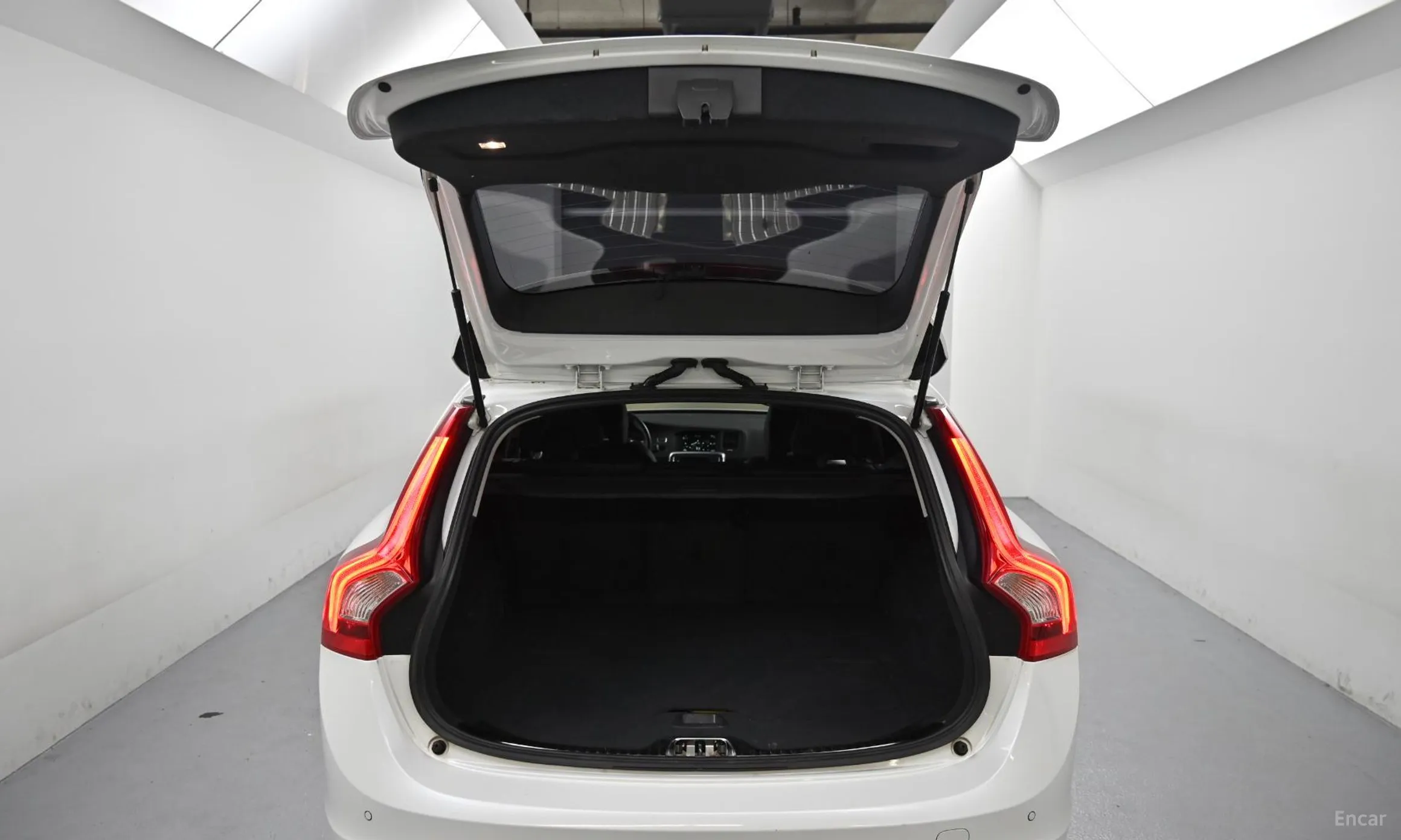 Volvo V60 превью 20