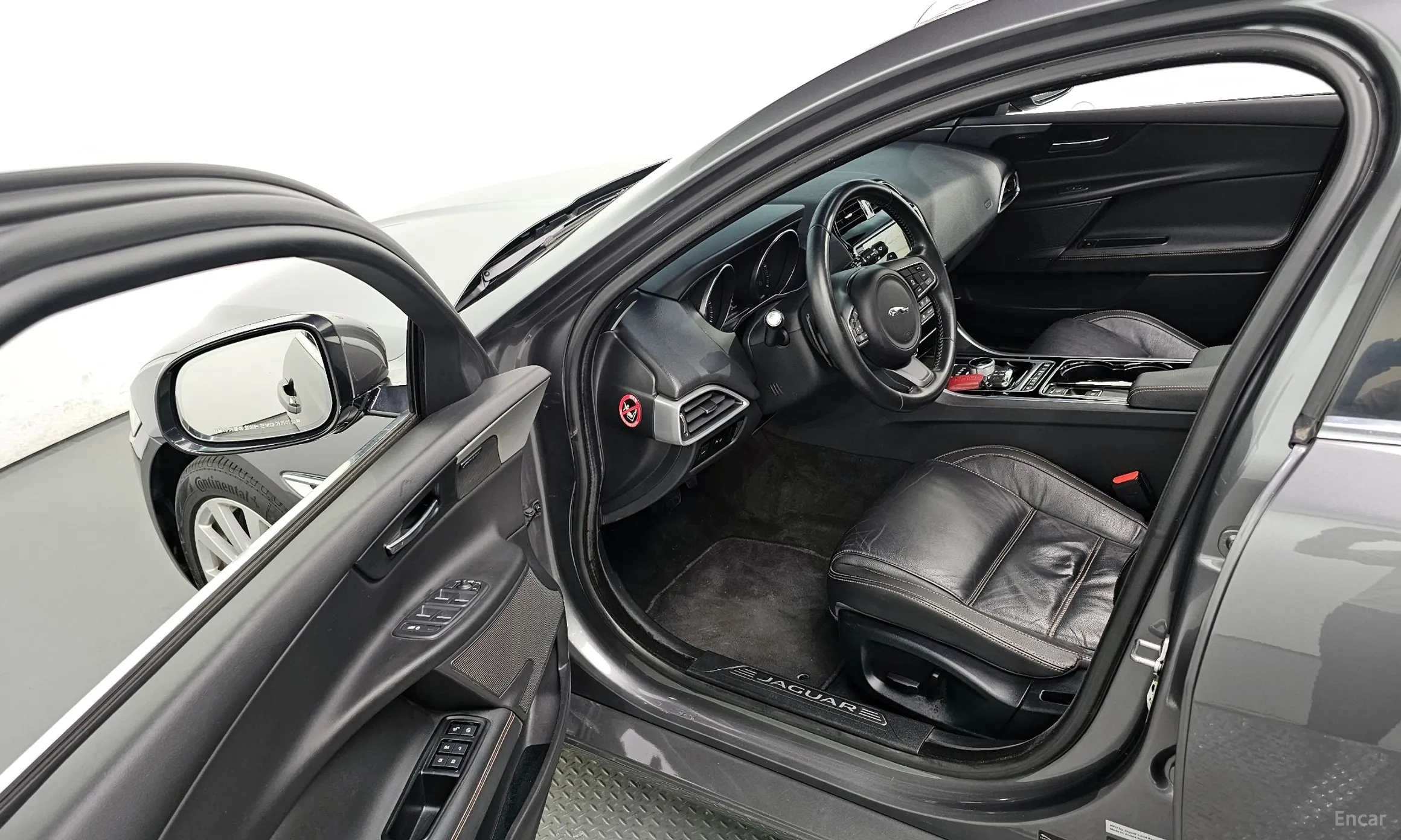 Jaguar XE превью 10