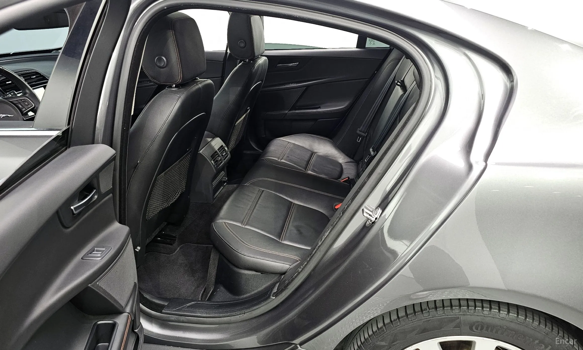 Jaguar XE превью 11