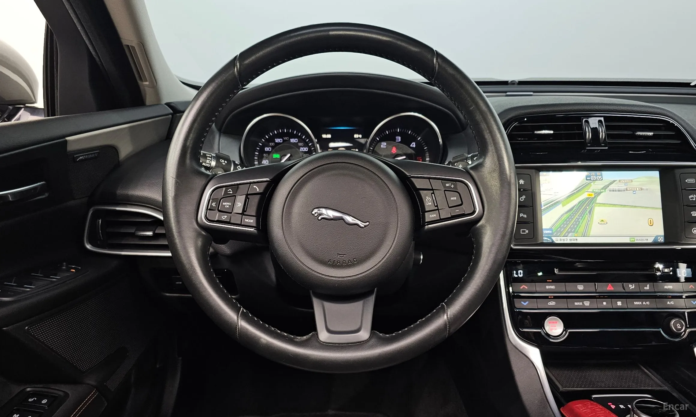 Jaguar XE превью 13
