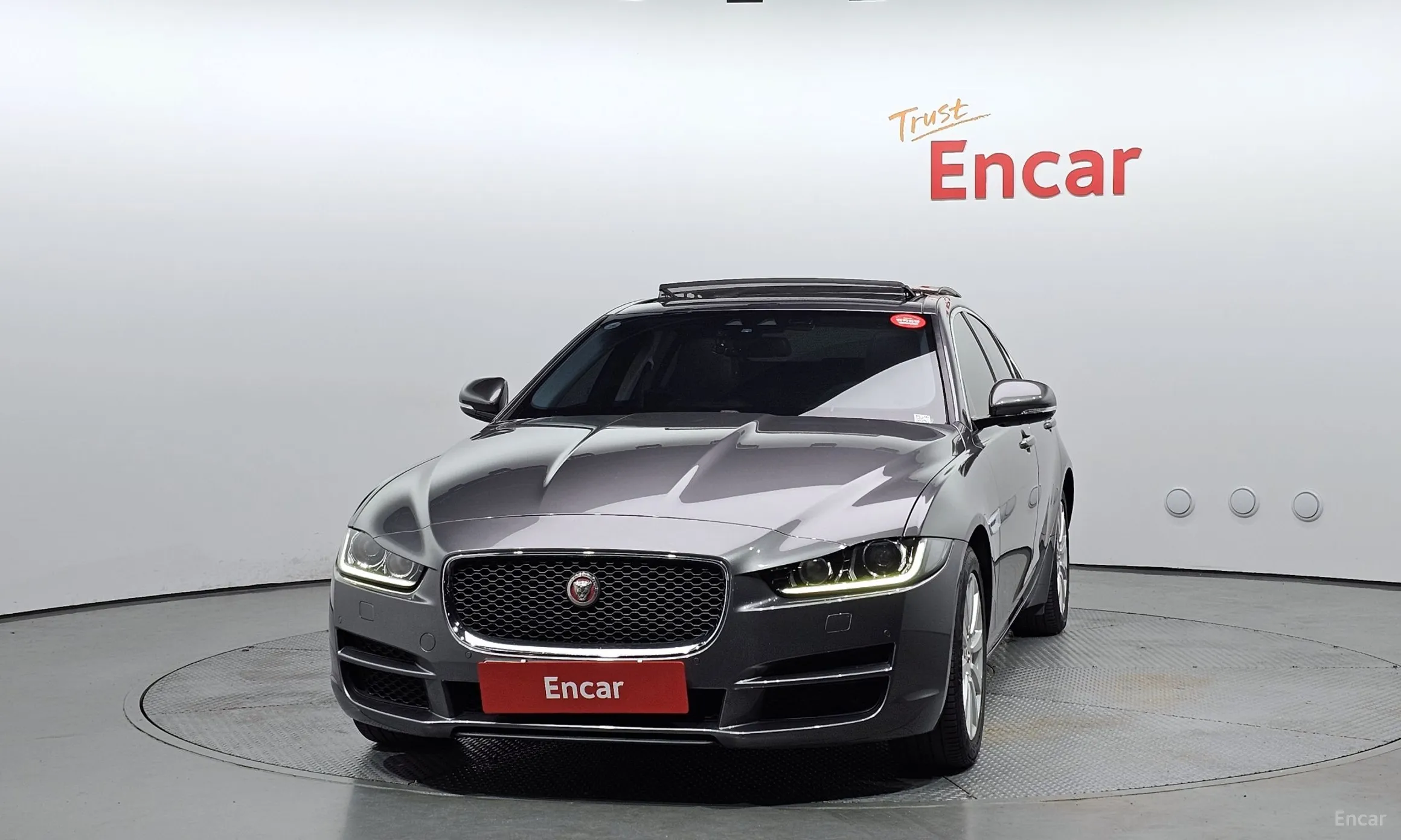 Jaguar XE превью 3