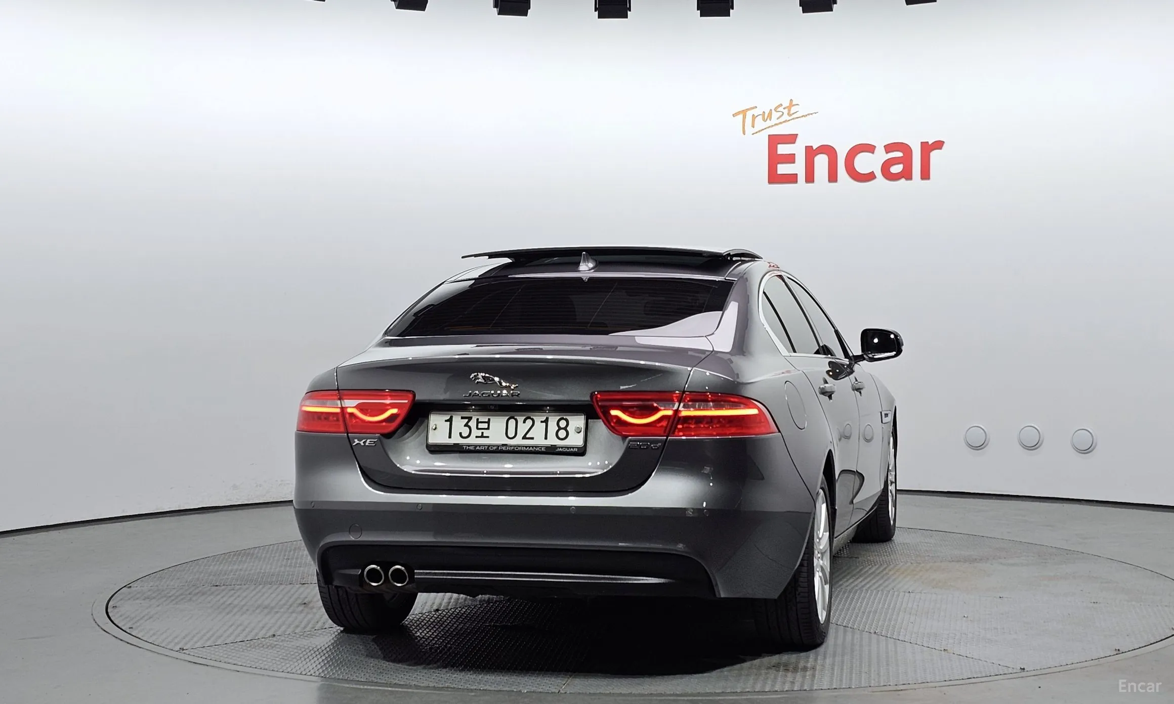 Jaguar XE превью 4