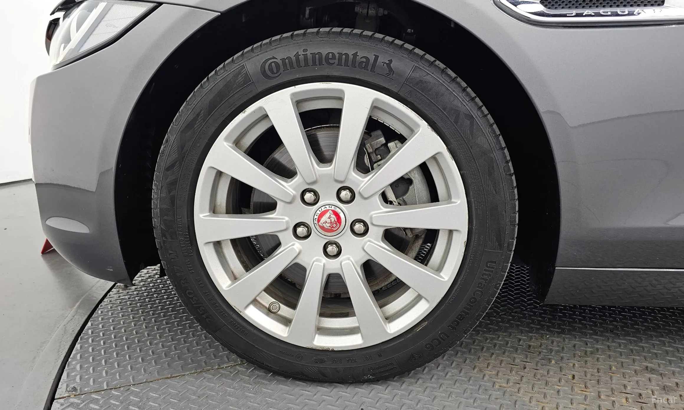 Jaguar XE превью 5