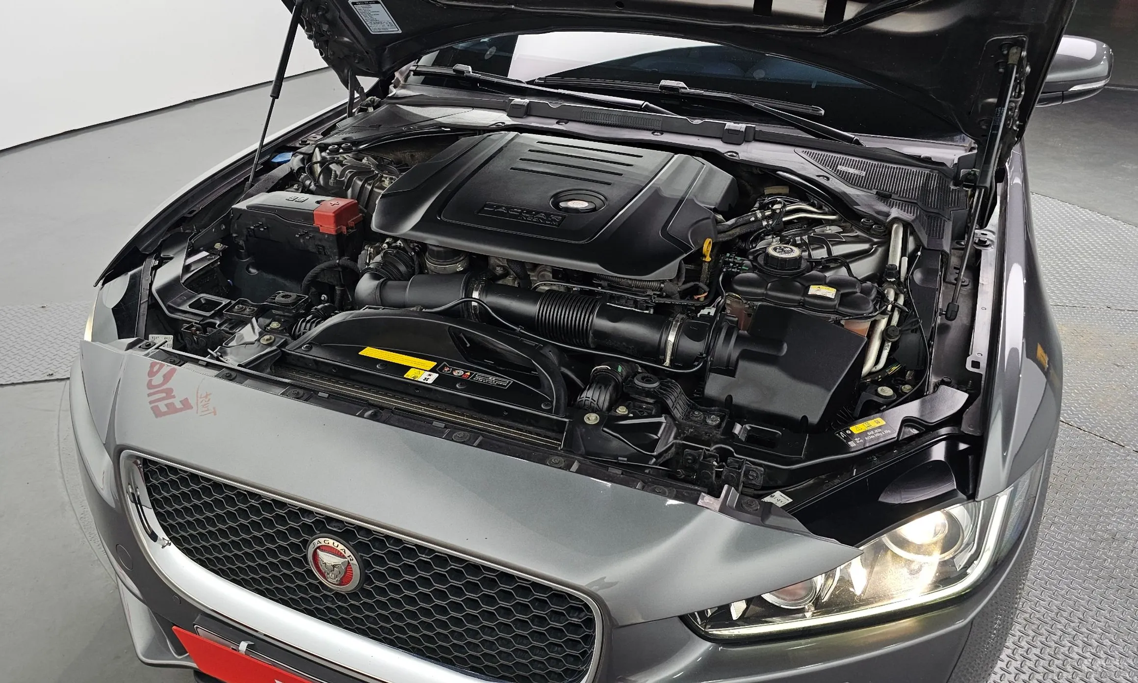 Jaguar XE превью 6