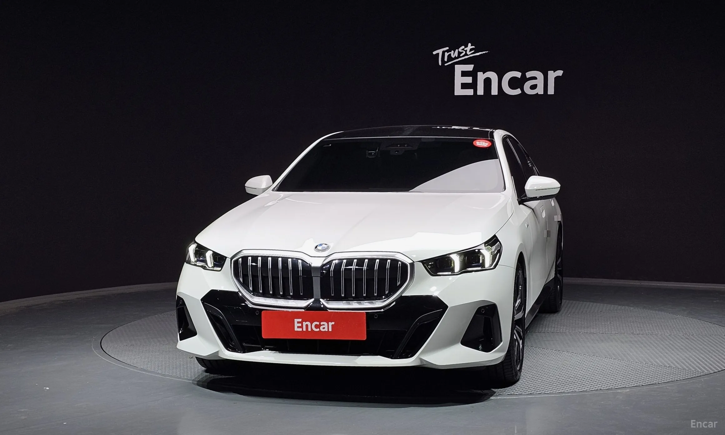 BMW 5 Series (G60) превью 2