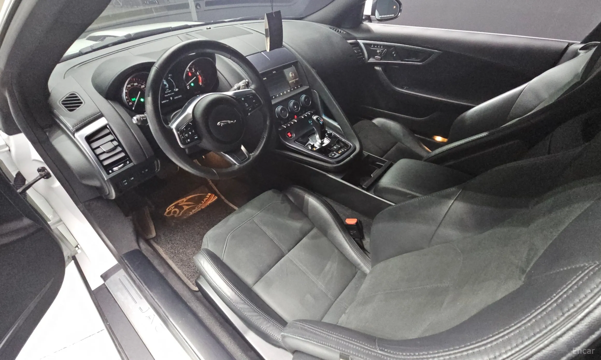Jaguar F-TYPE превью 7