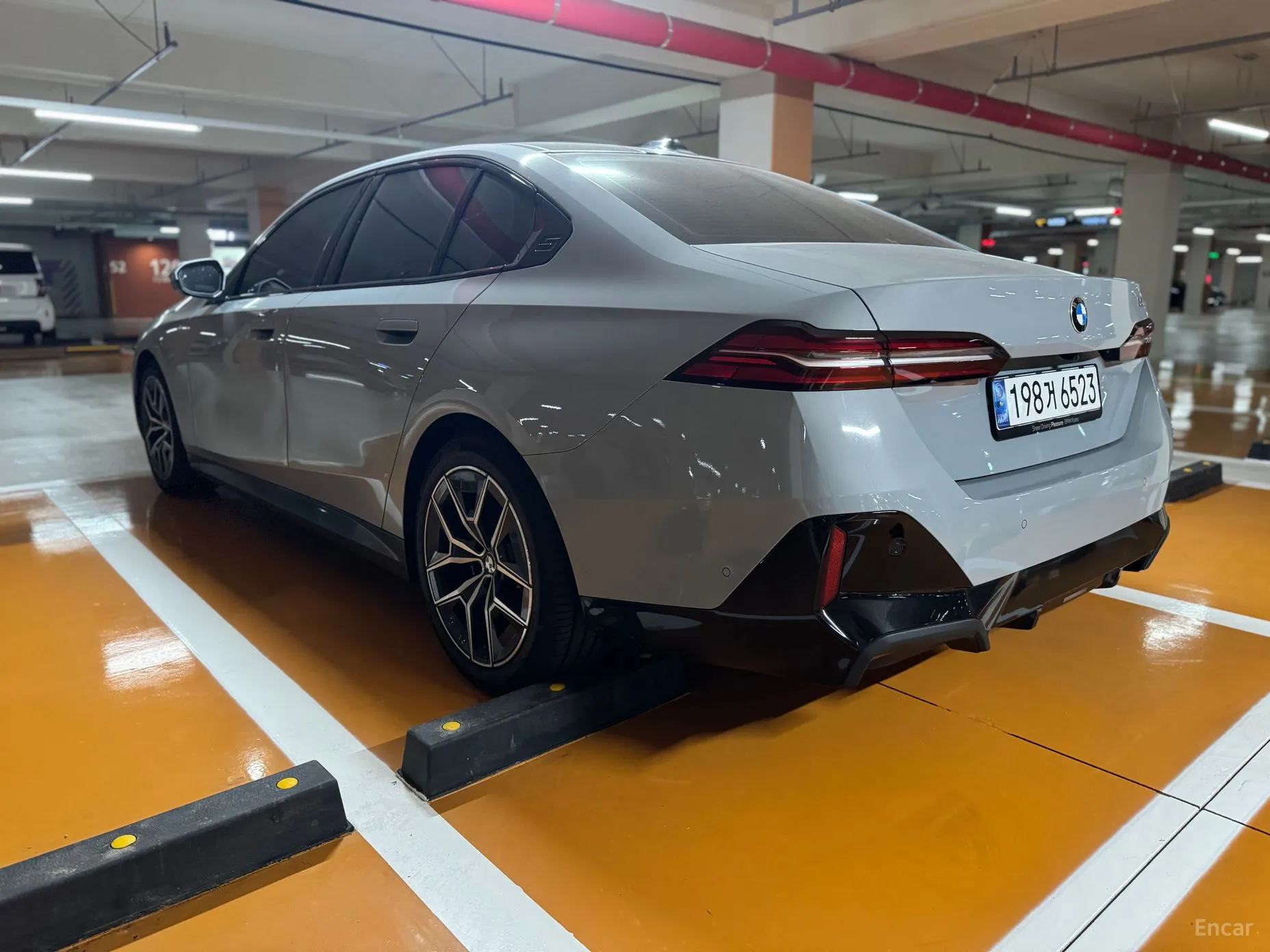 BMW 5 Series (G60) превью 2