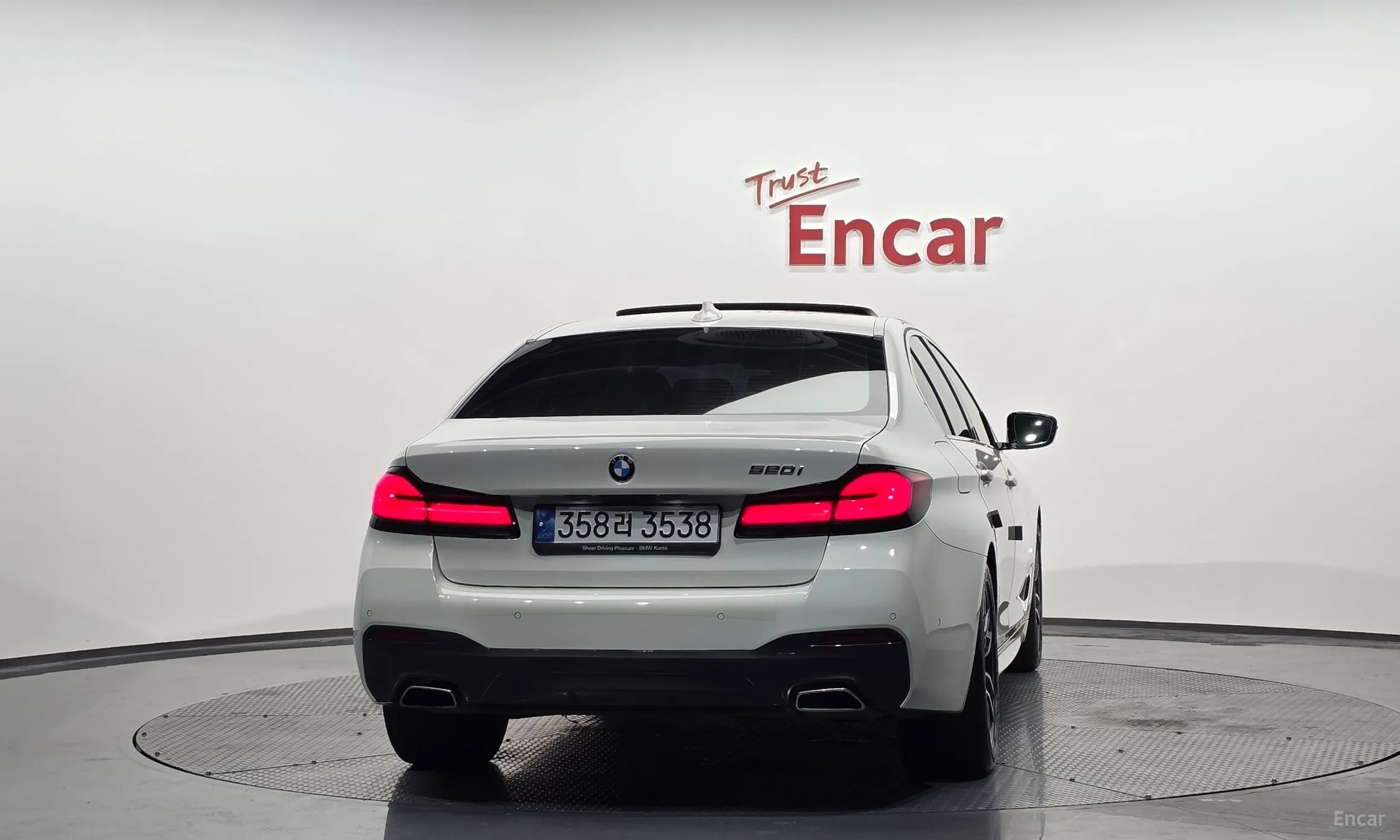 BMW 5 Series (G30) превью 3