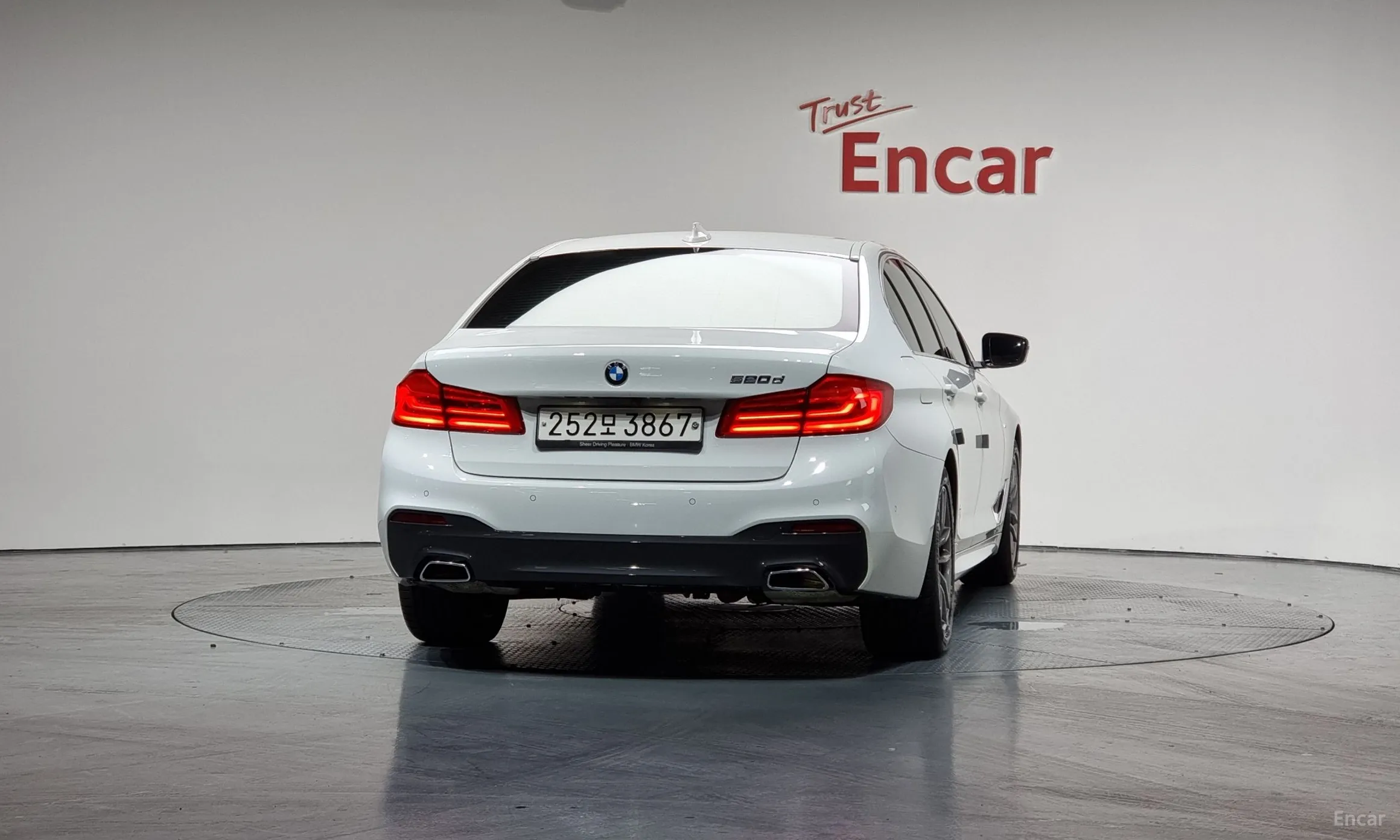 BMW 5 Series (G30) превью 3