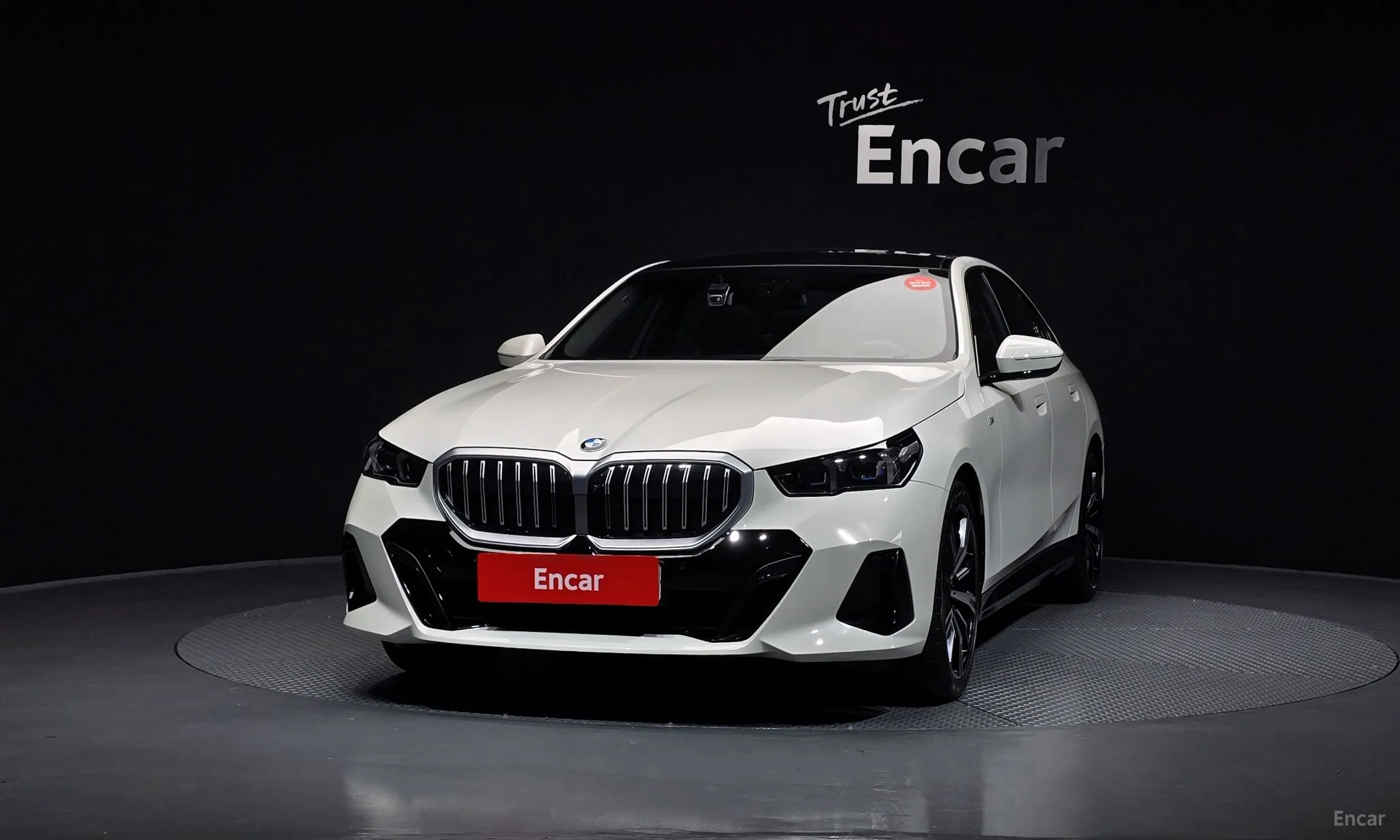 BMW 5 Series (G60) превью 2