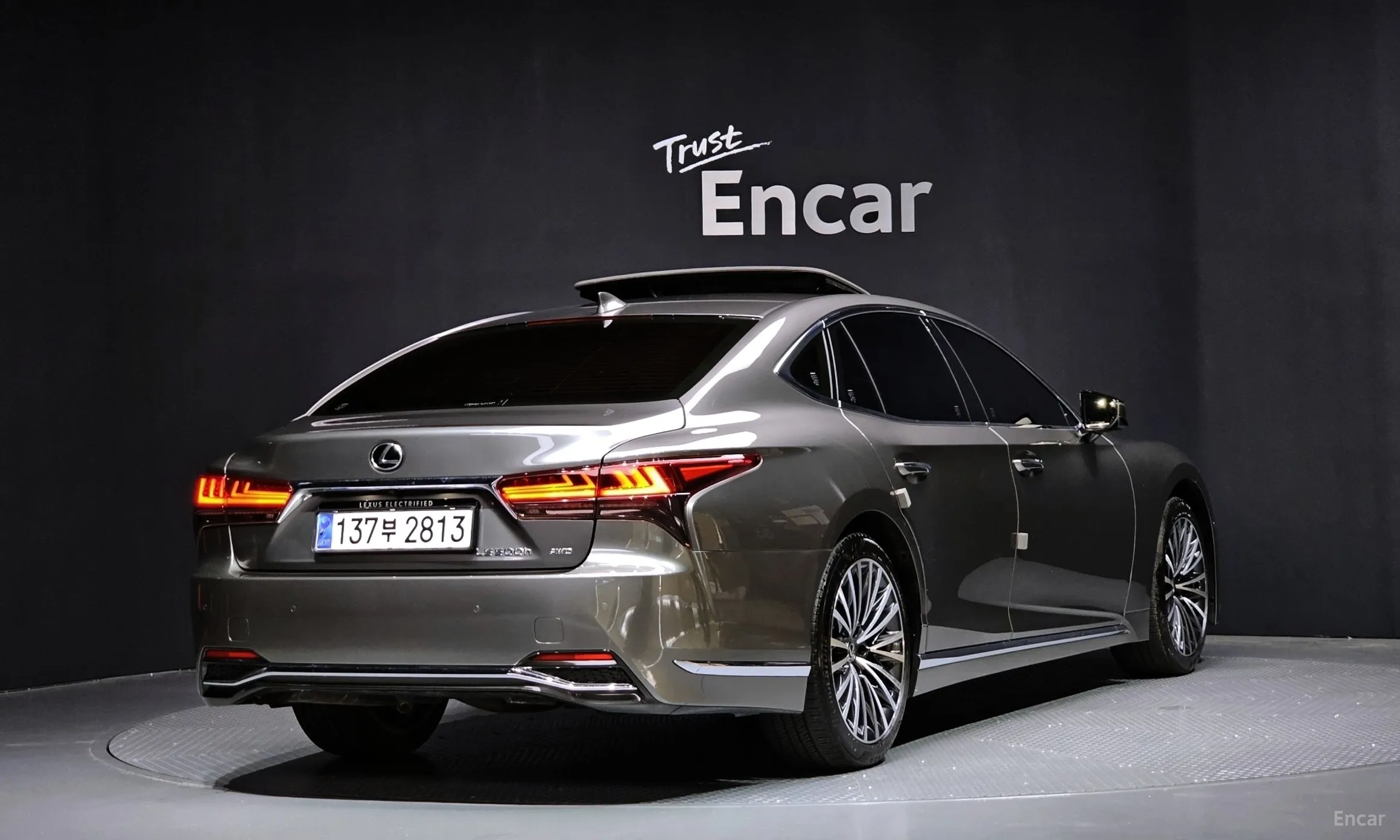 Lexus LS500h Gen 5