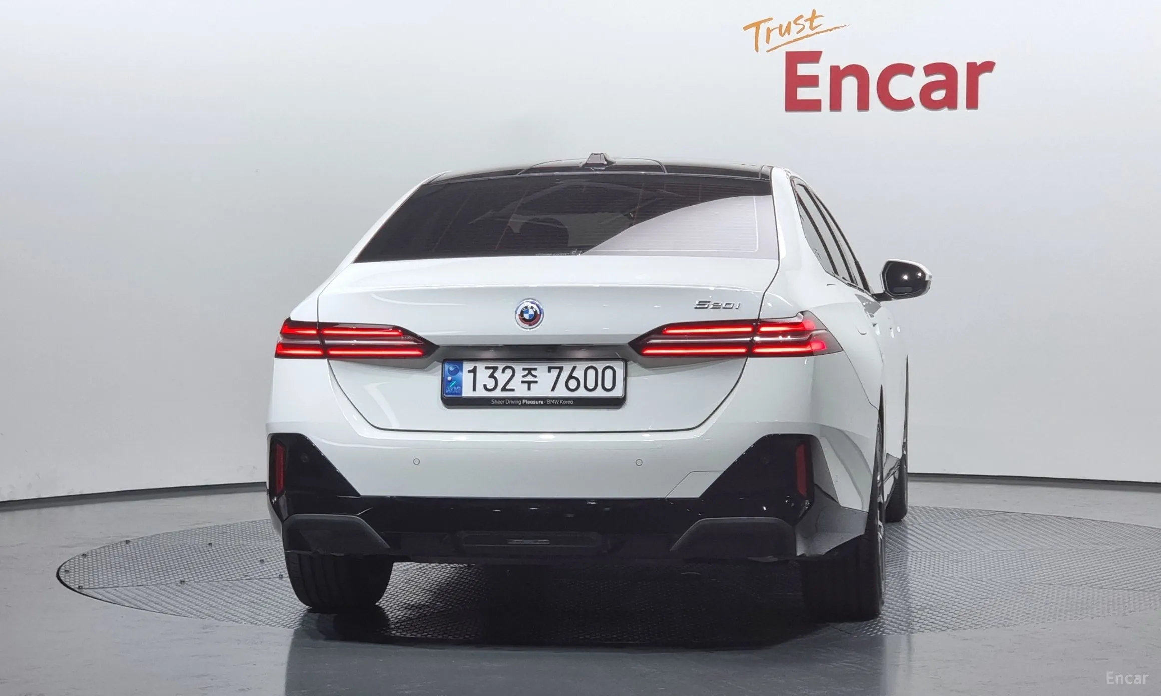 BMW 5 Series (G60) превью 3