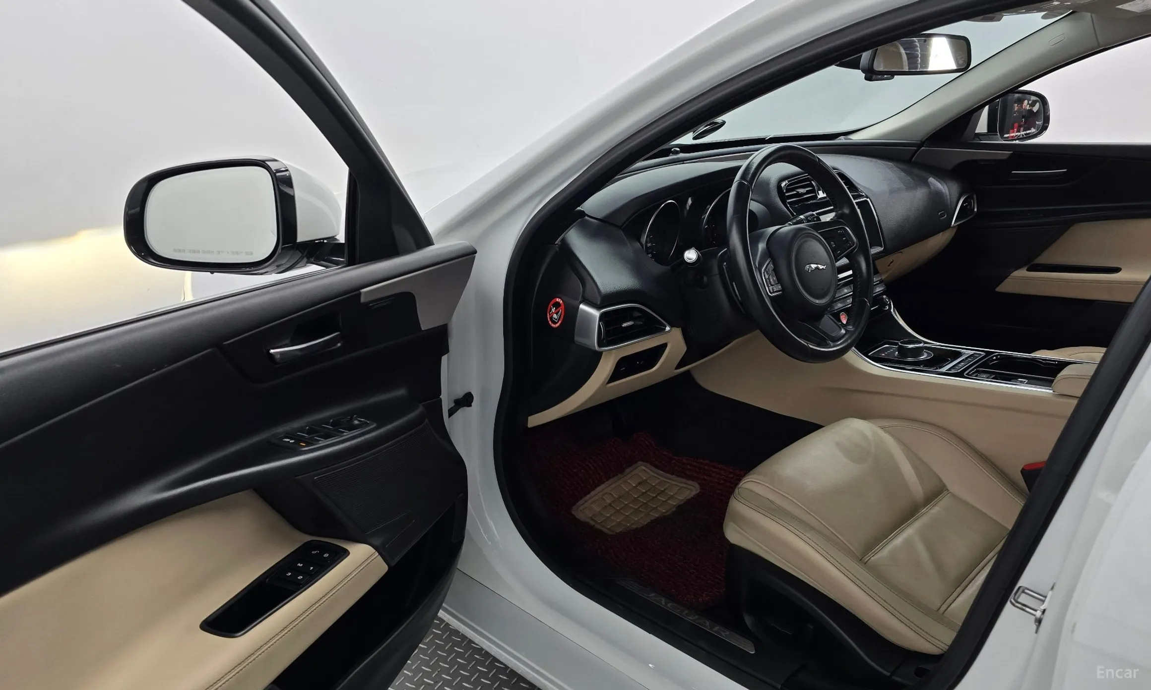 Jaguar XE превью 10