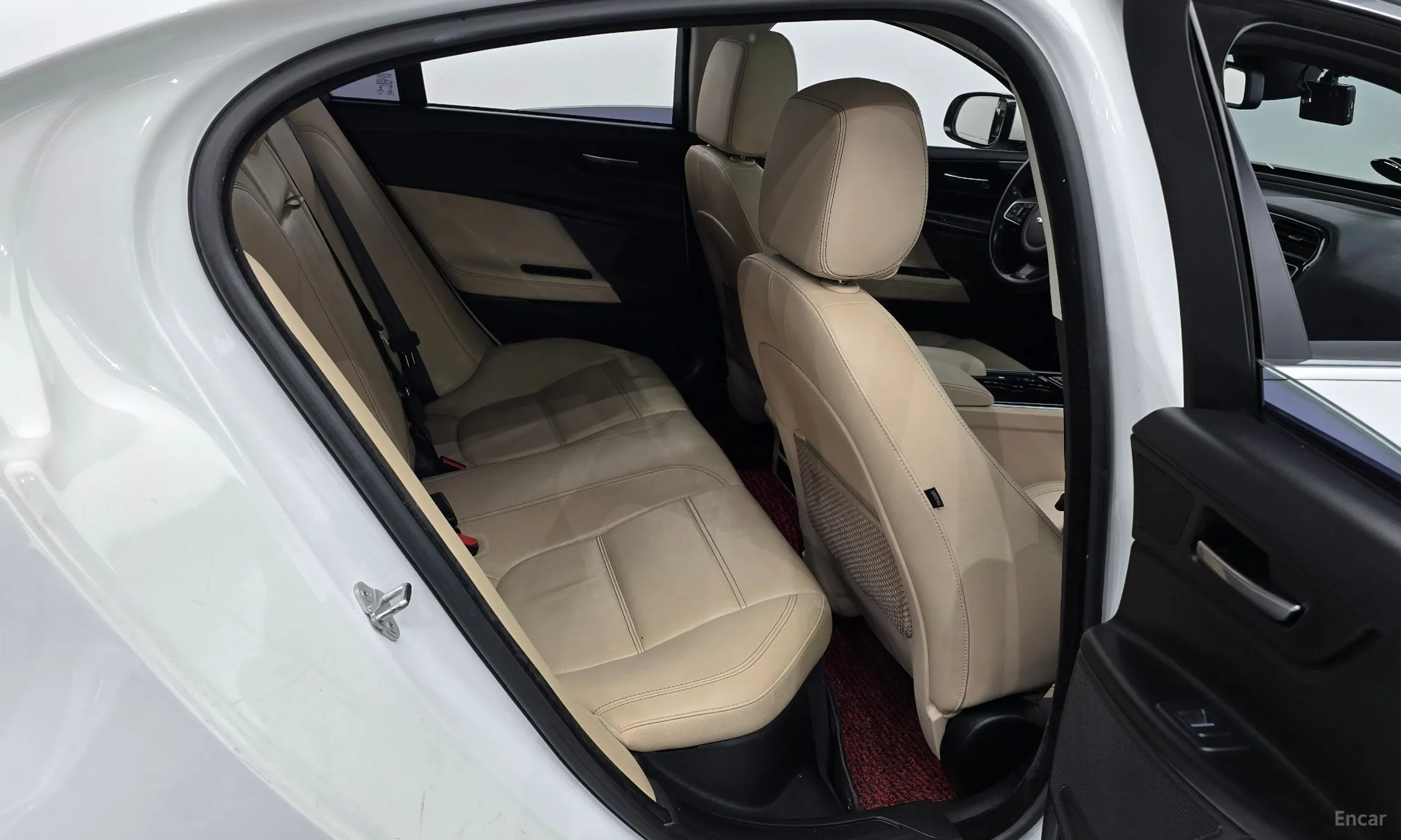 Jaguar XE превью 12