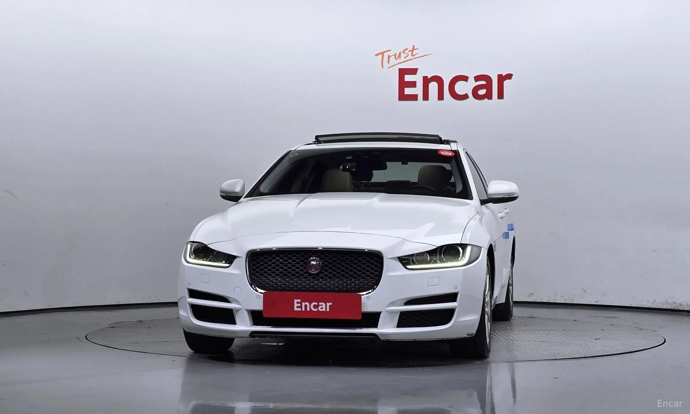 Jaguar XE превью 3