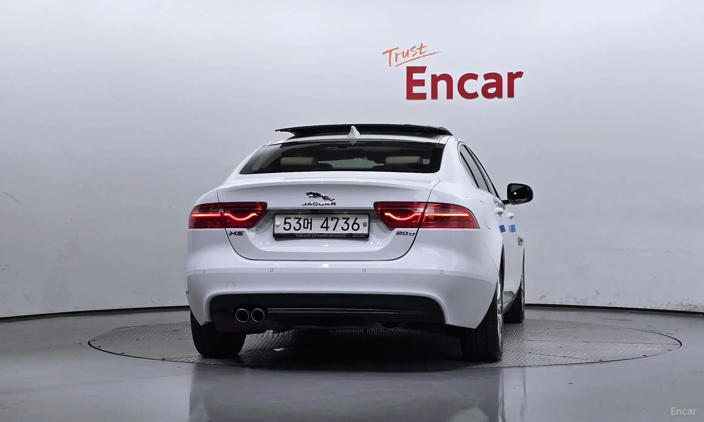 Jaguar XE превью 4
