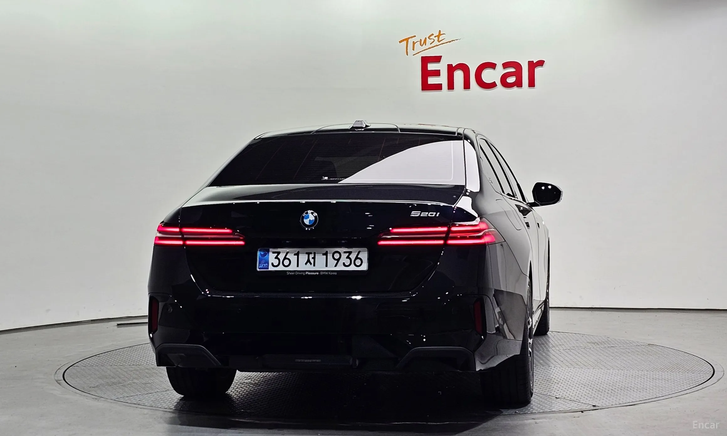 BMW 5 Series (G60) превью 3
