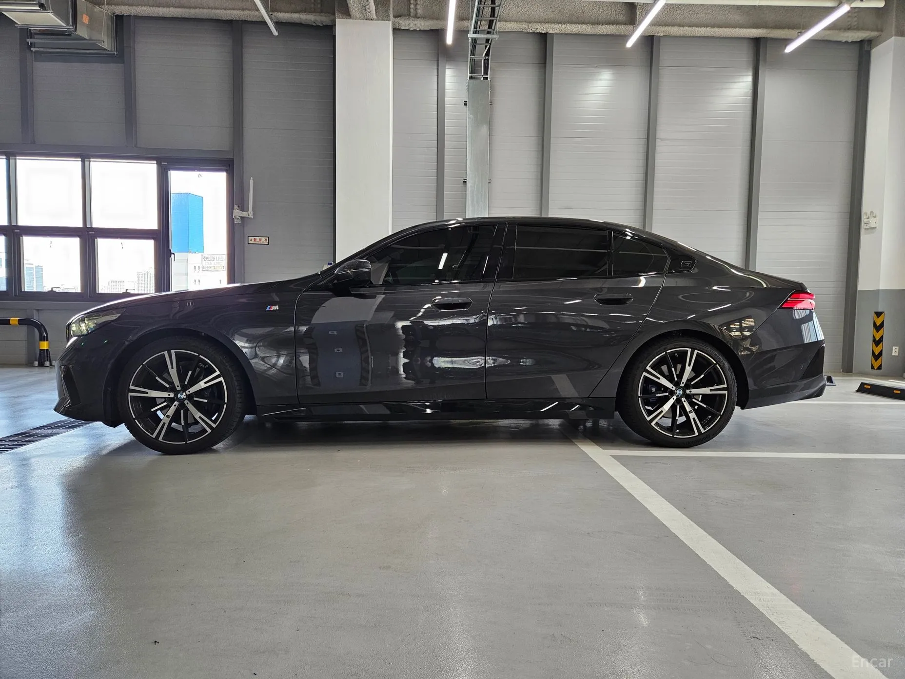 BMW 5 Series (G60) превью 4