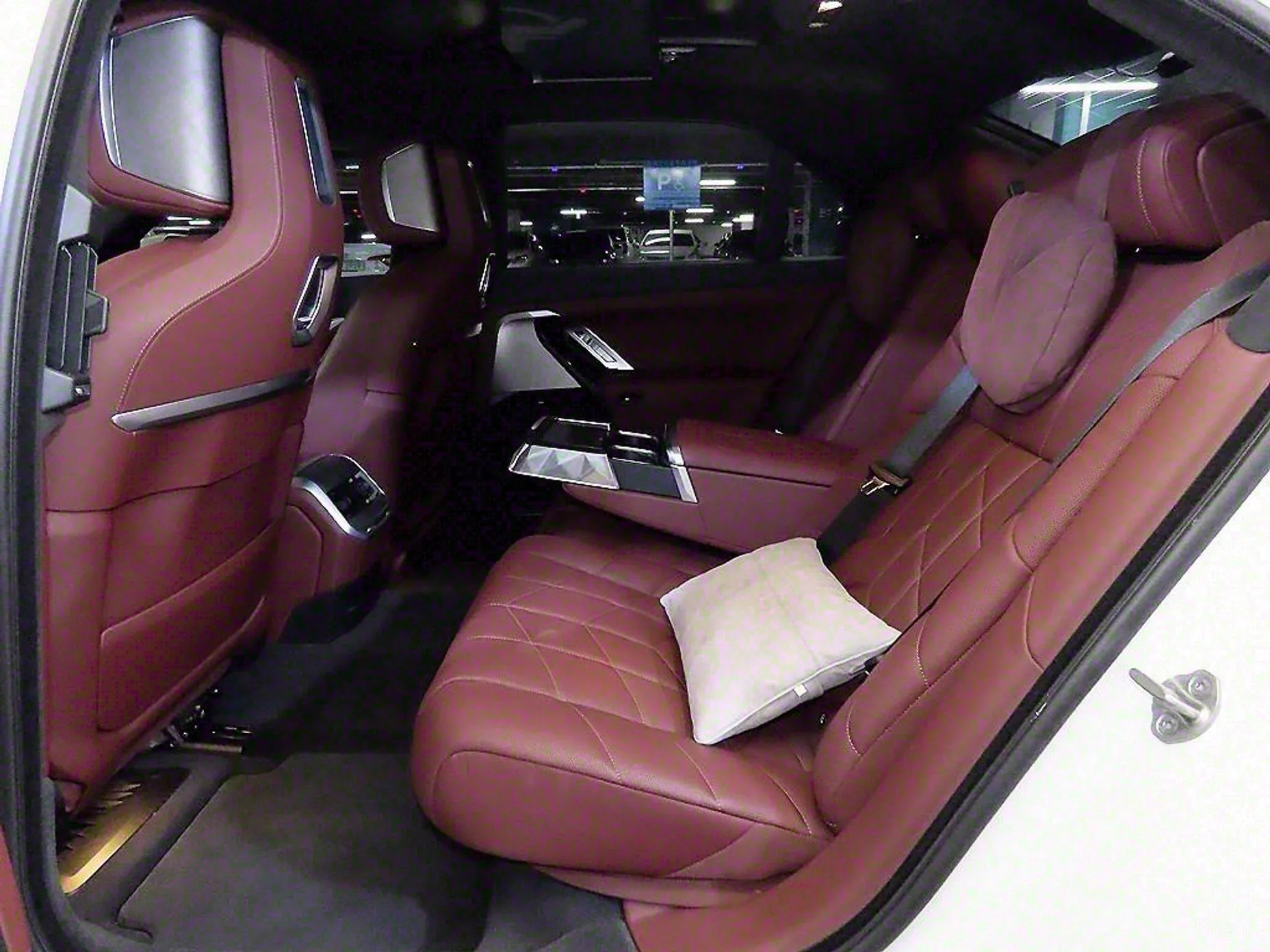 BMW 7 Series (G70) превью 4