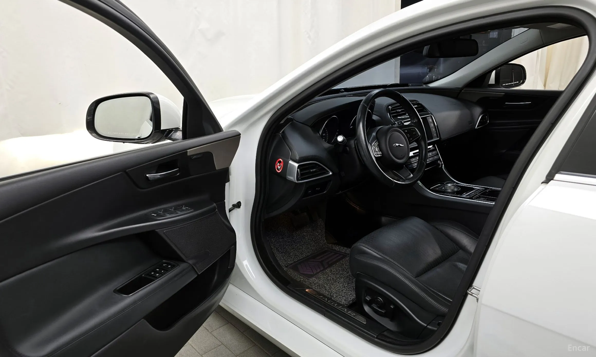 Jaguar XE превью 10