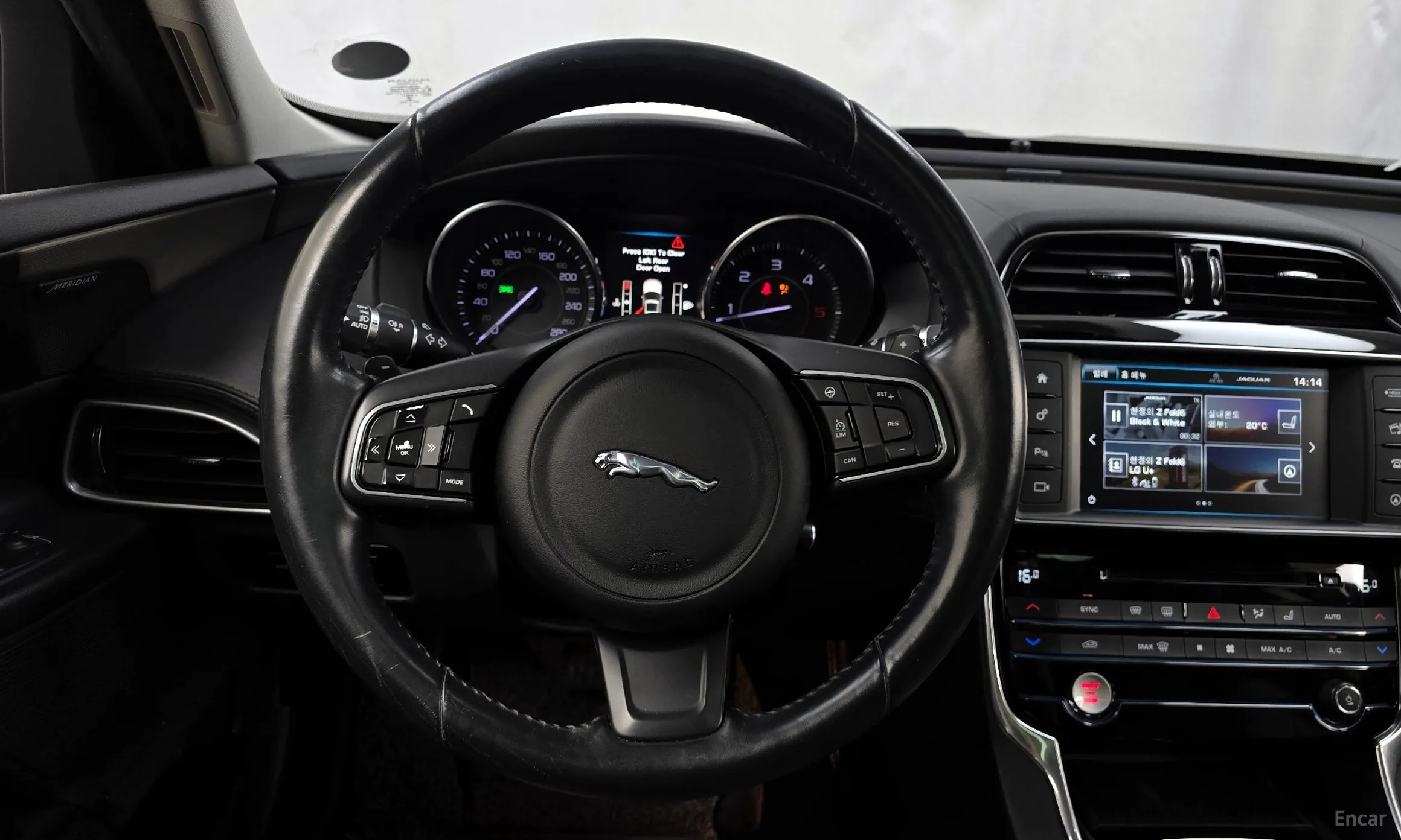 Jaguar XE превью 13