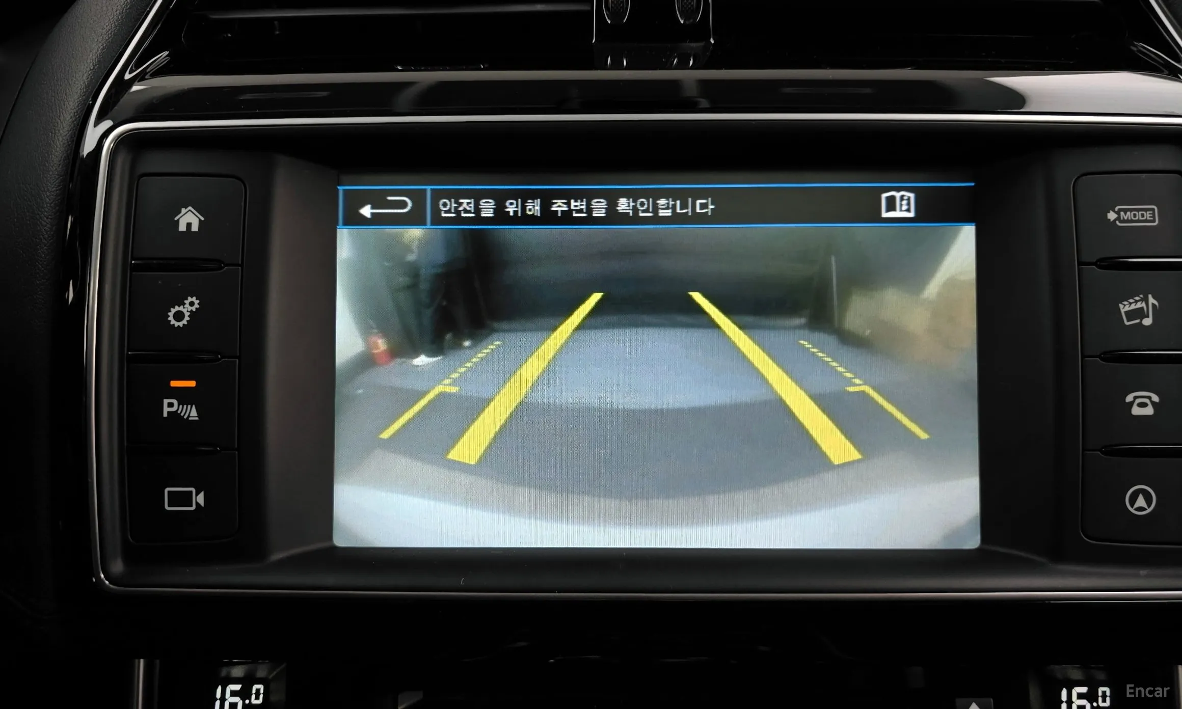 Jaguar XE превью 15