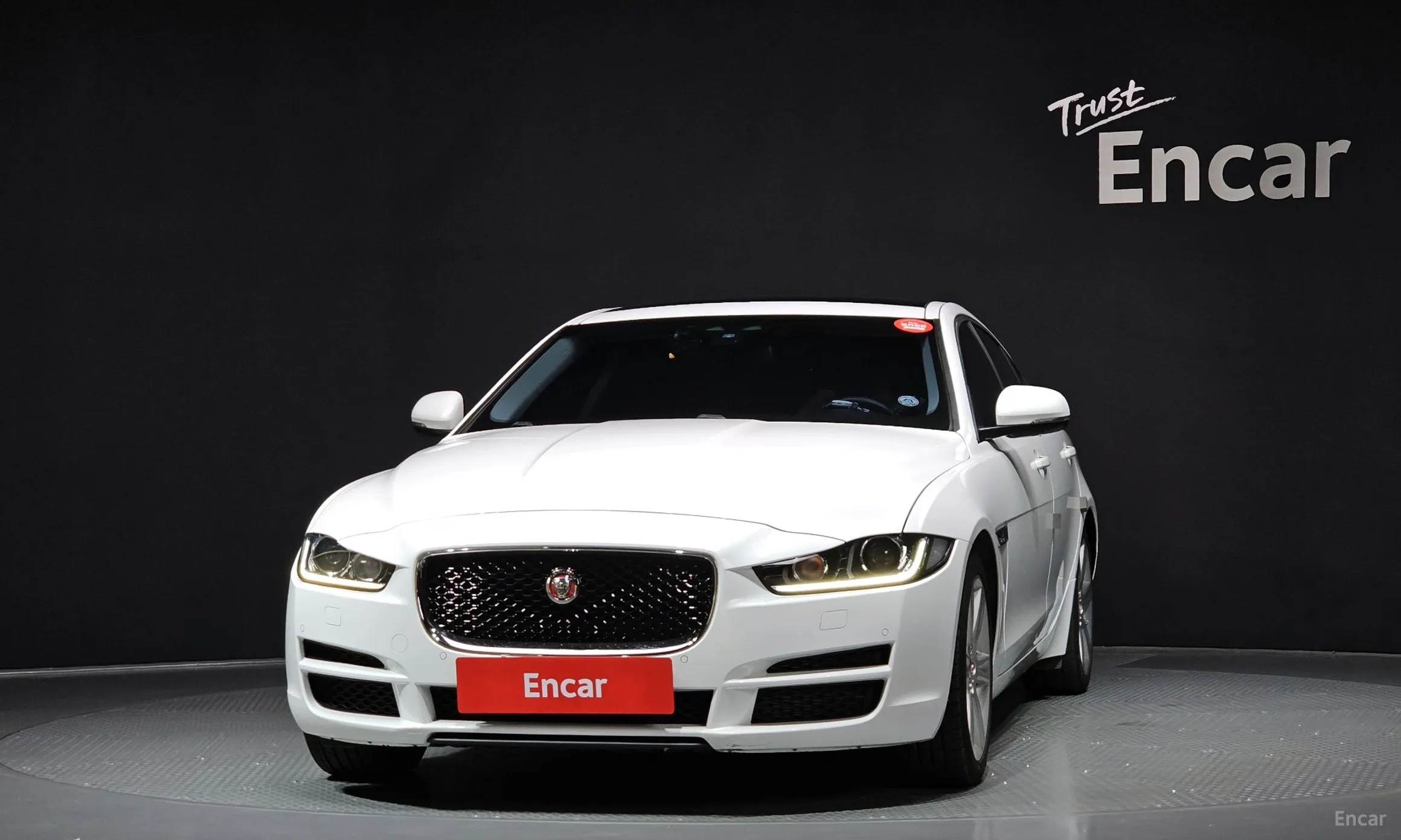 Jaguar XE превью 3