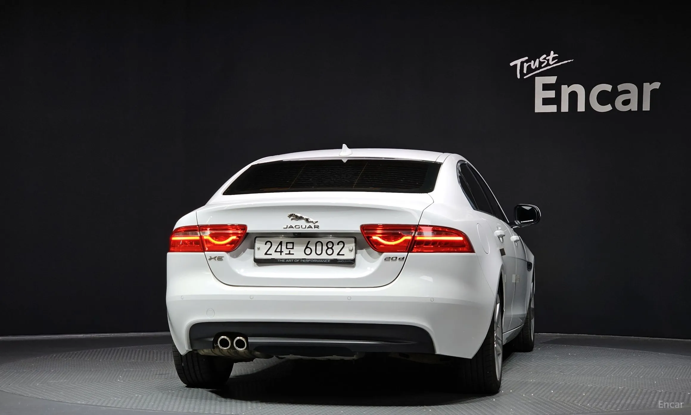 Jaguar XE превью 4