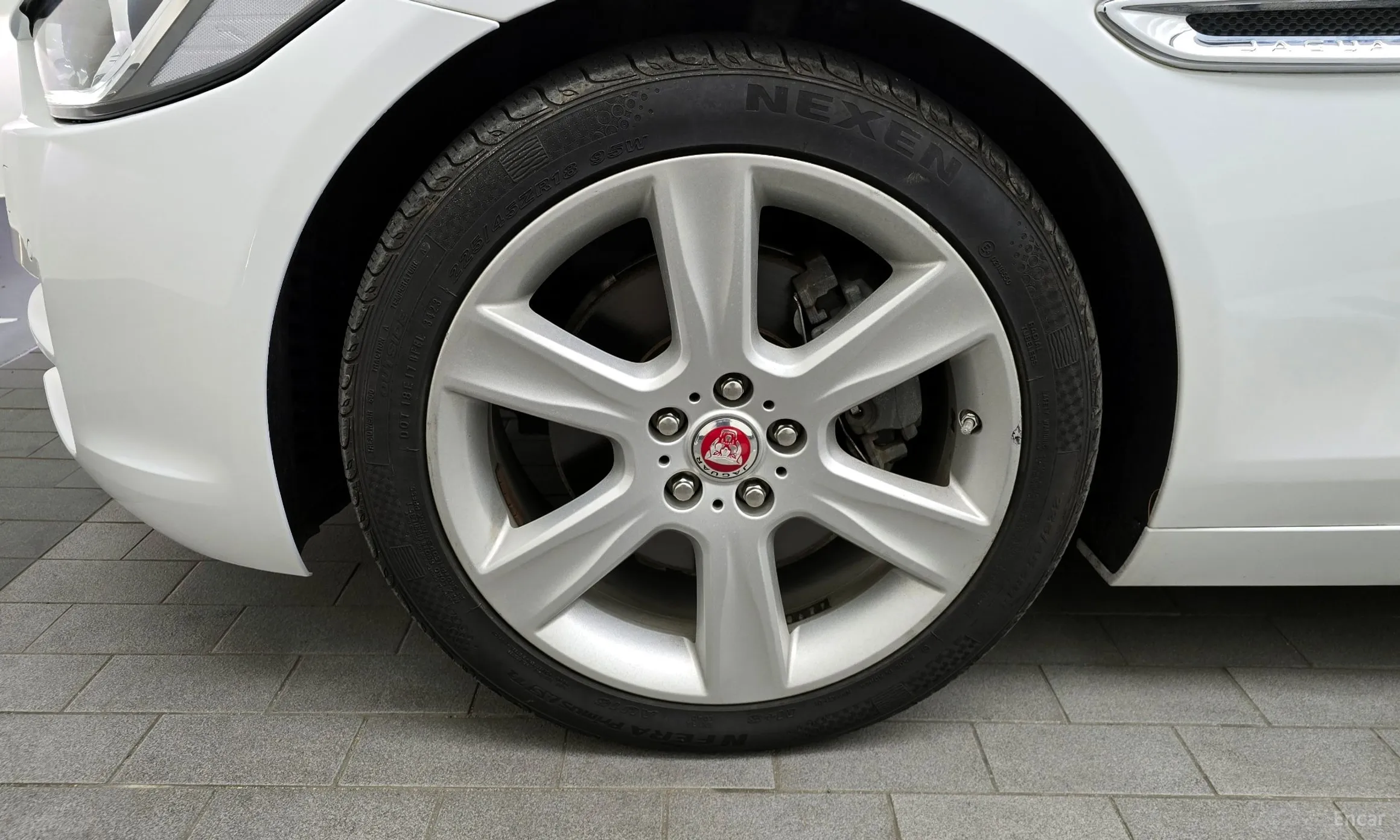 Jaguar XE превью 5