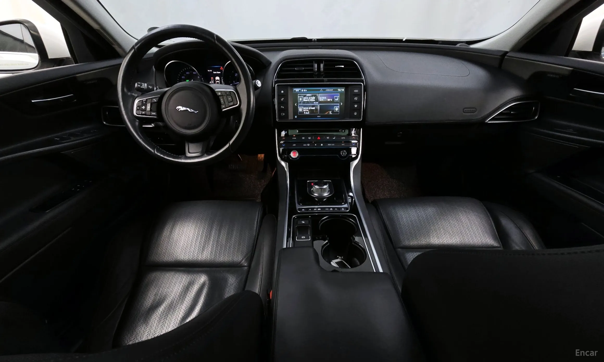 Jaguar XE превью 7