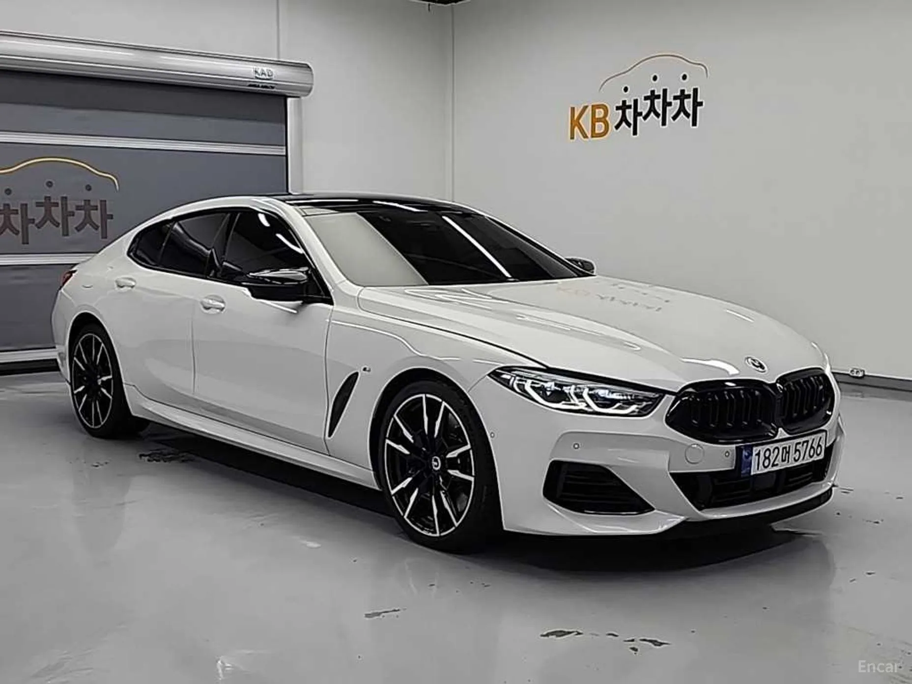 BMW 8-series (G15) превью 3