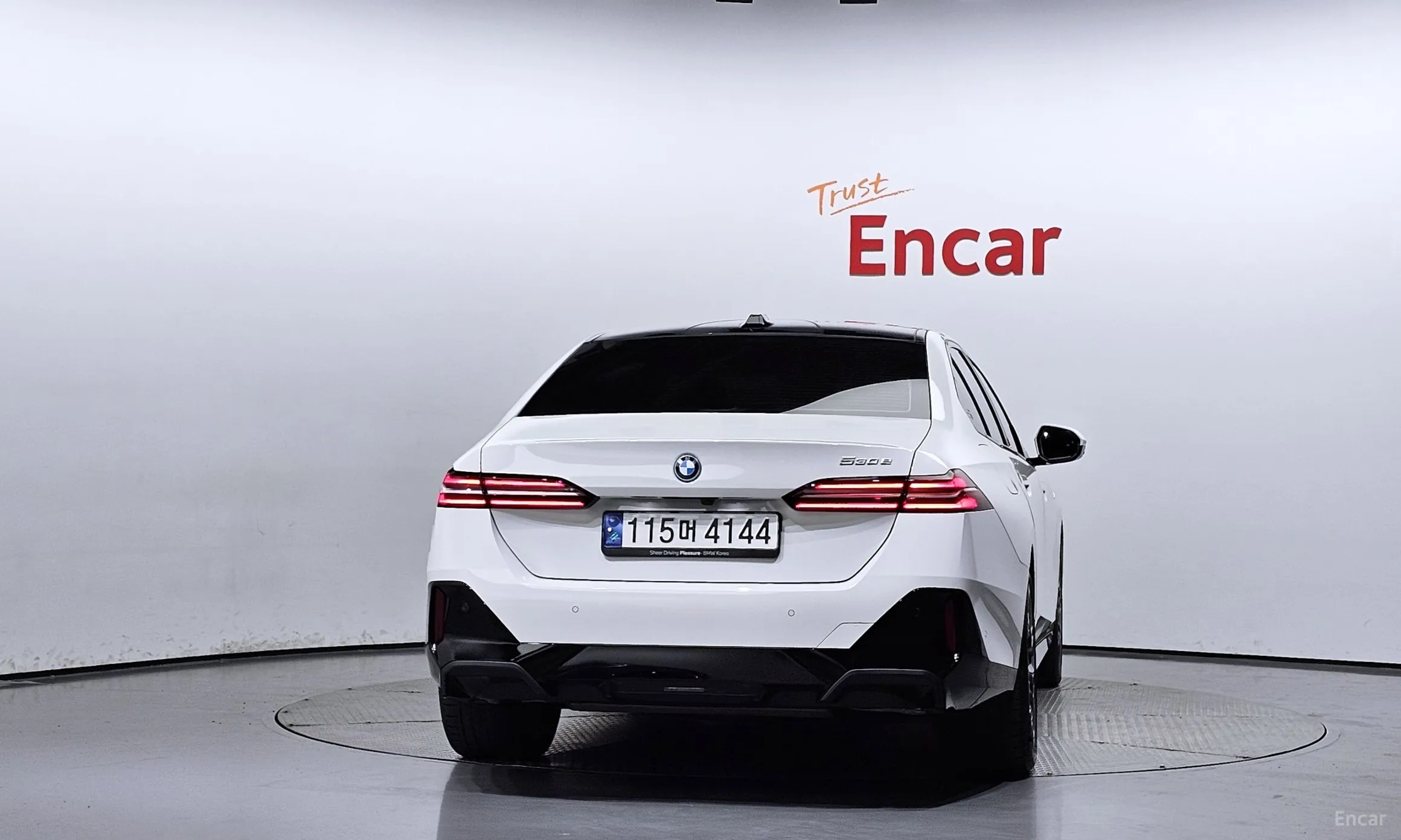 BMW 5 Series (G60) превью 3