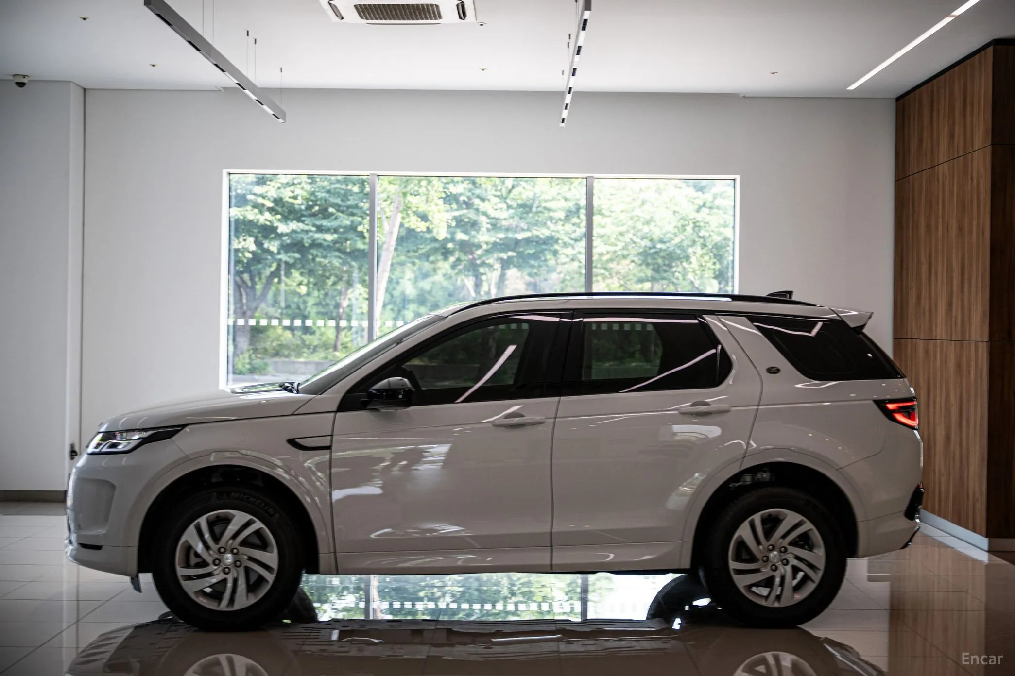 Land Rover Discovery Sports превью 2