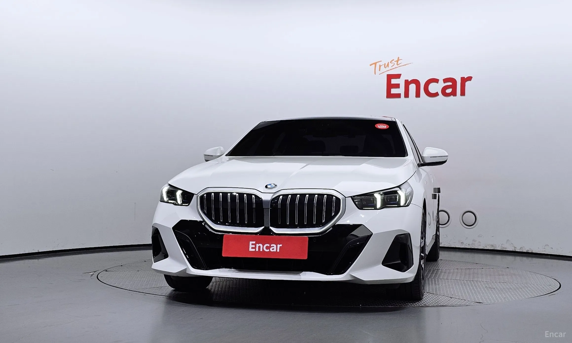 BMW 5 Series (G60) превью 2