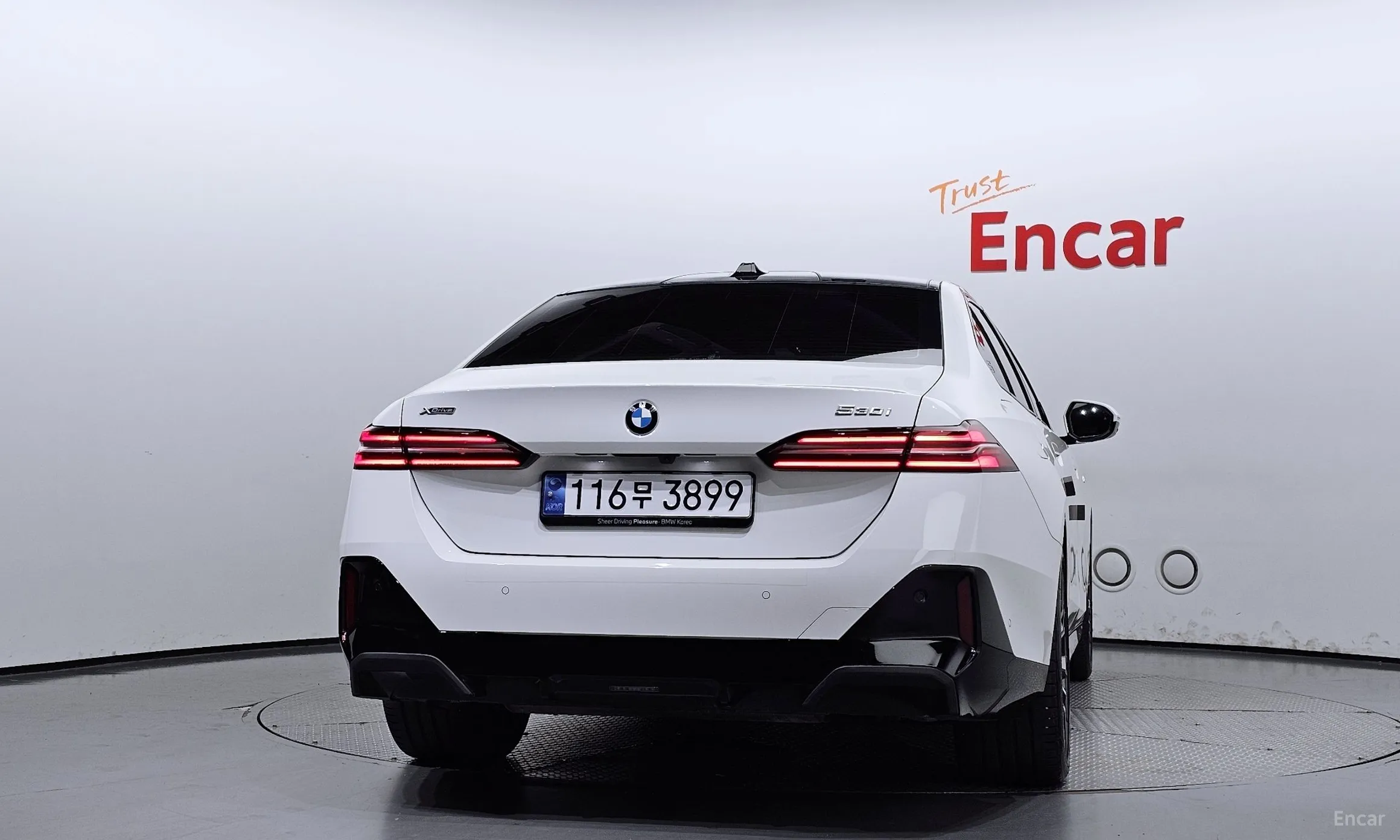 BMW 5 Series (G60) превью 3