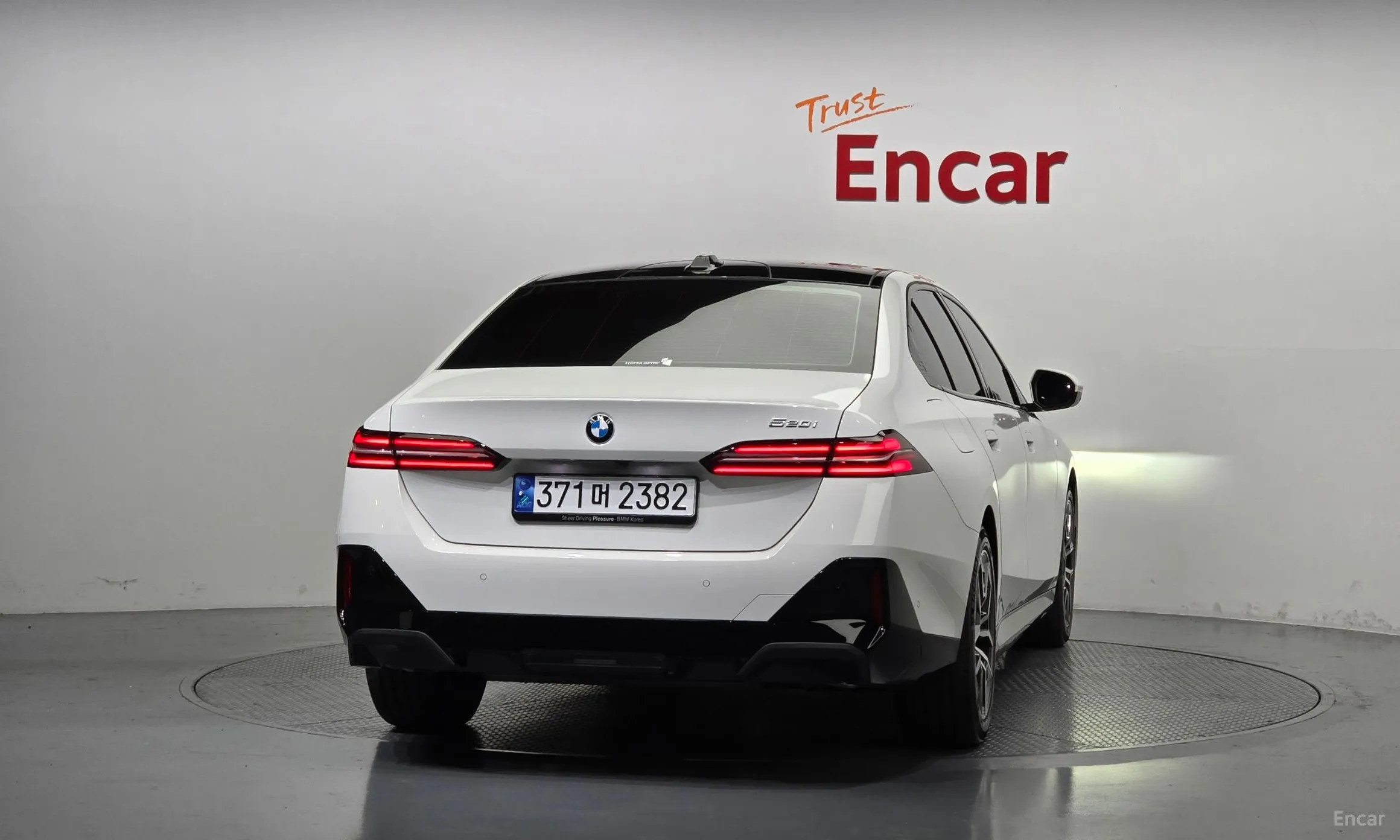 BMW 5 Series (G60) превью 3