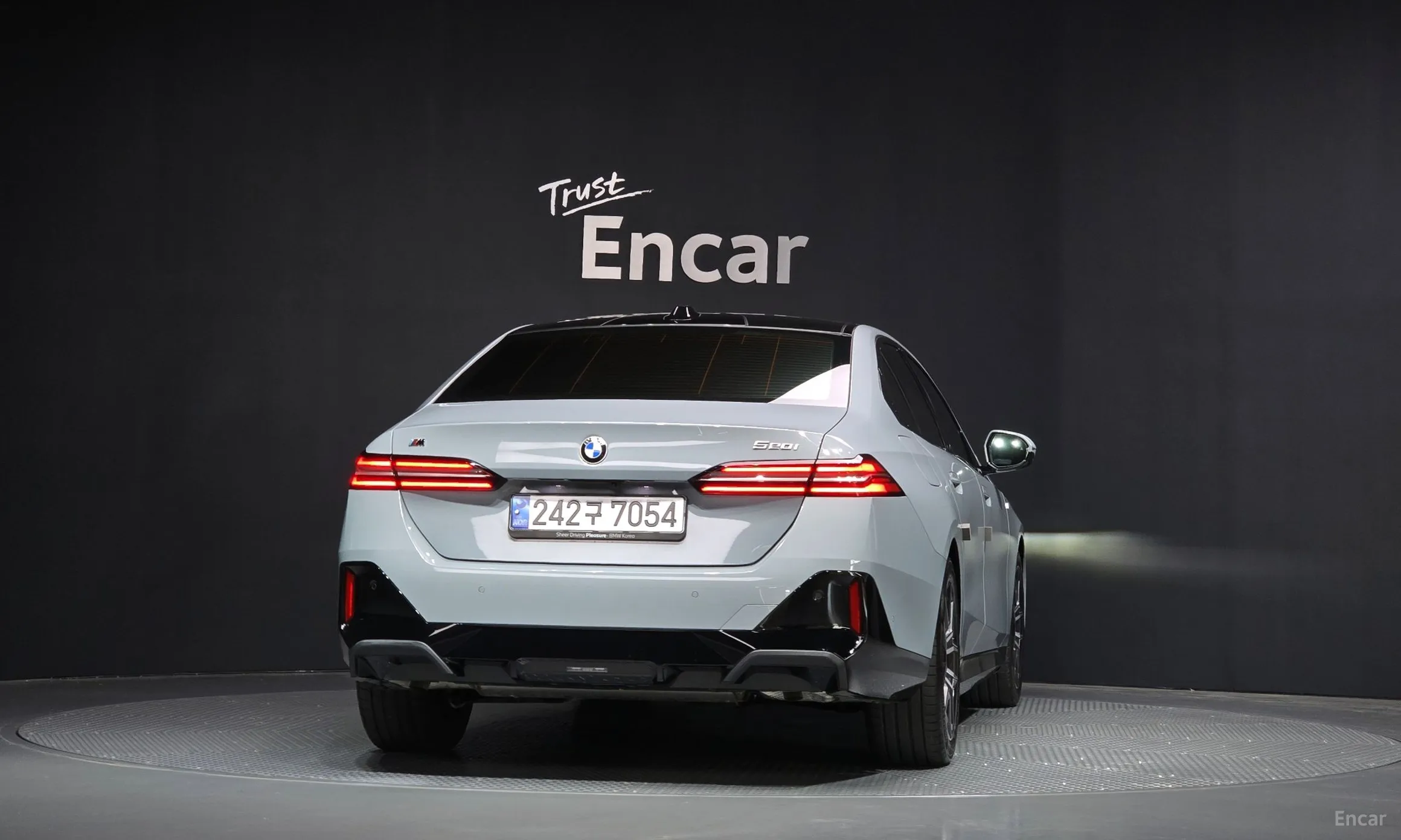 BMW 5 Series (G60) превью 3