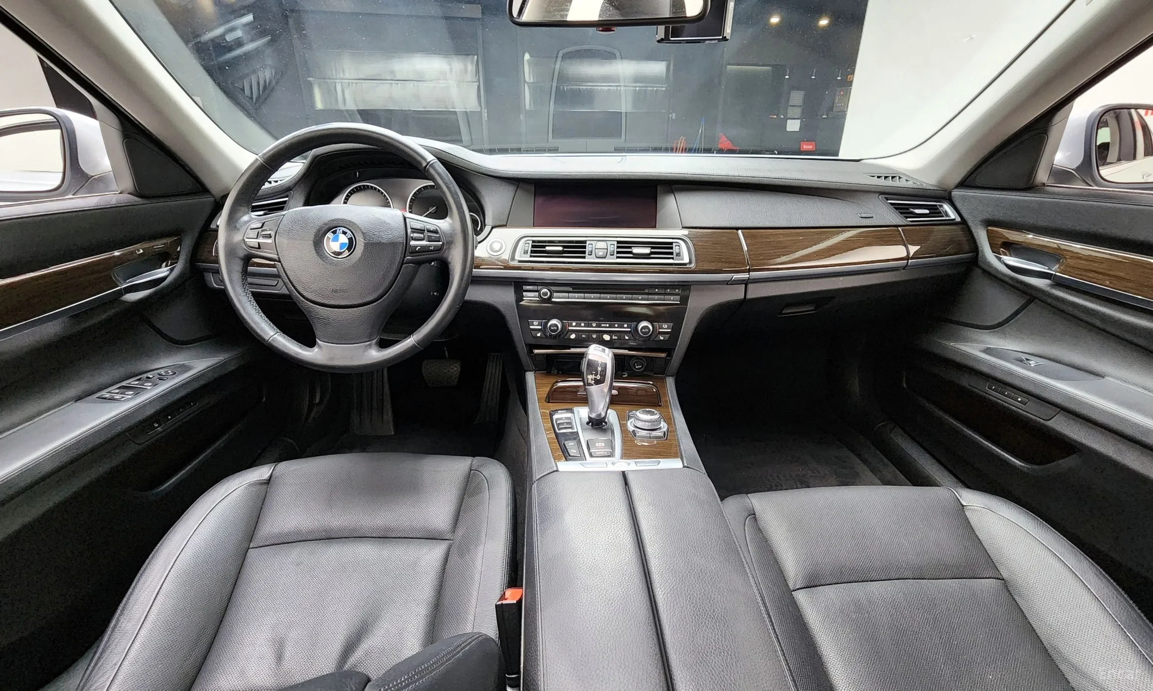BMW 7 Series (F01) превью 4