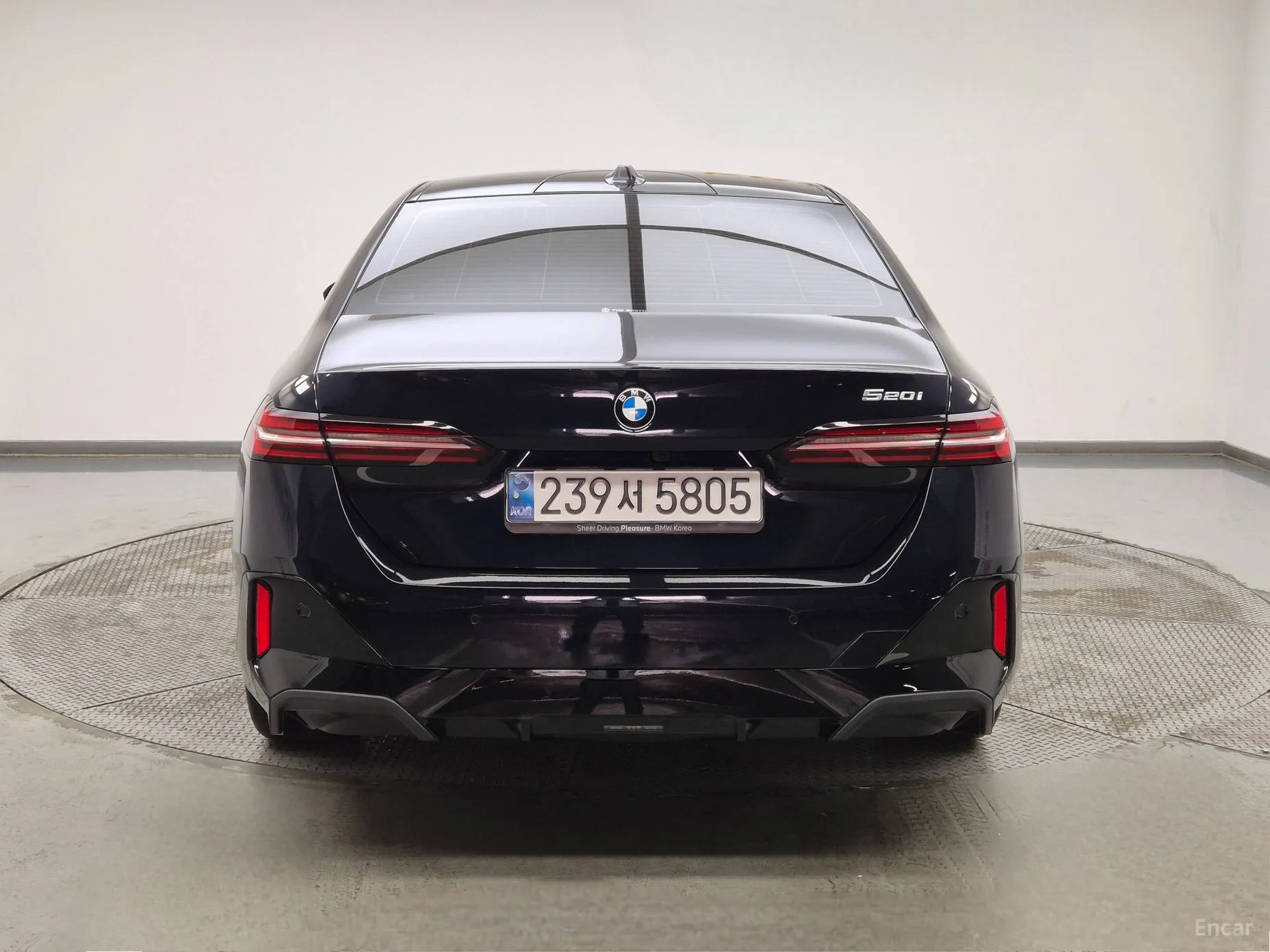 BMW 5 Series (G60) превью 2
