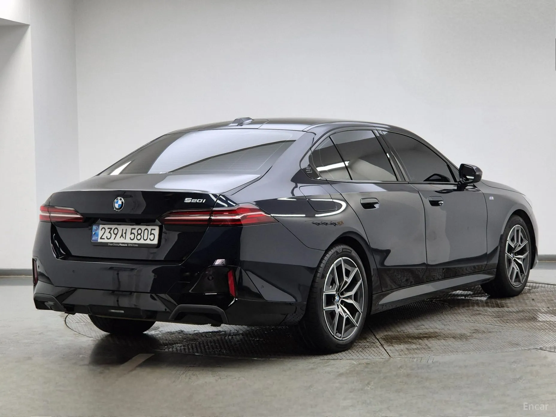 BMW 5 Series (G60) превью 3