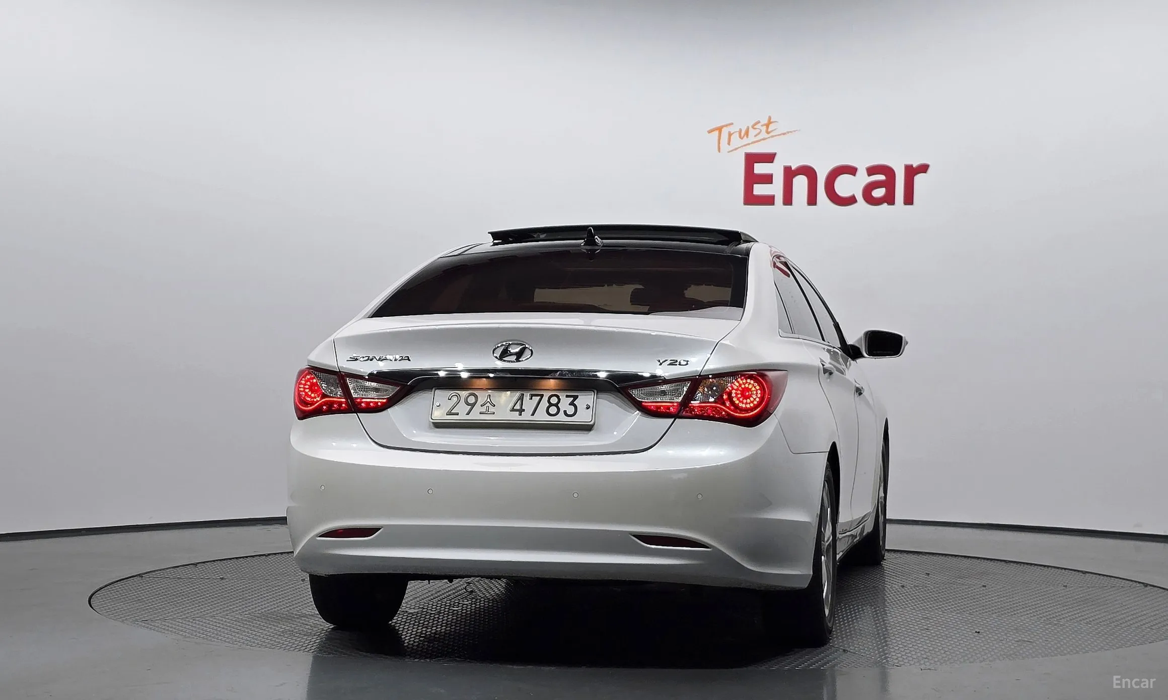 Hyundai YF Sonata превью 3