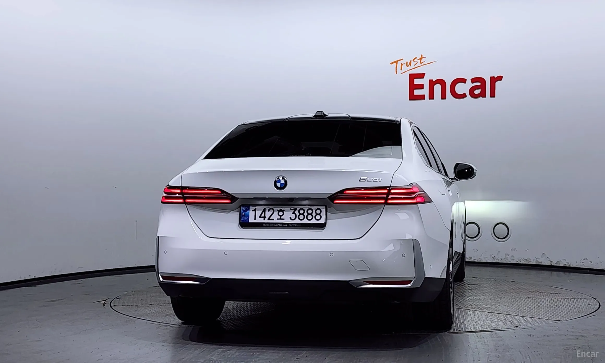 BMW 5 Series (G60) превью 3